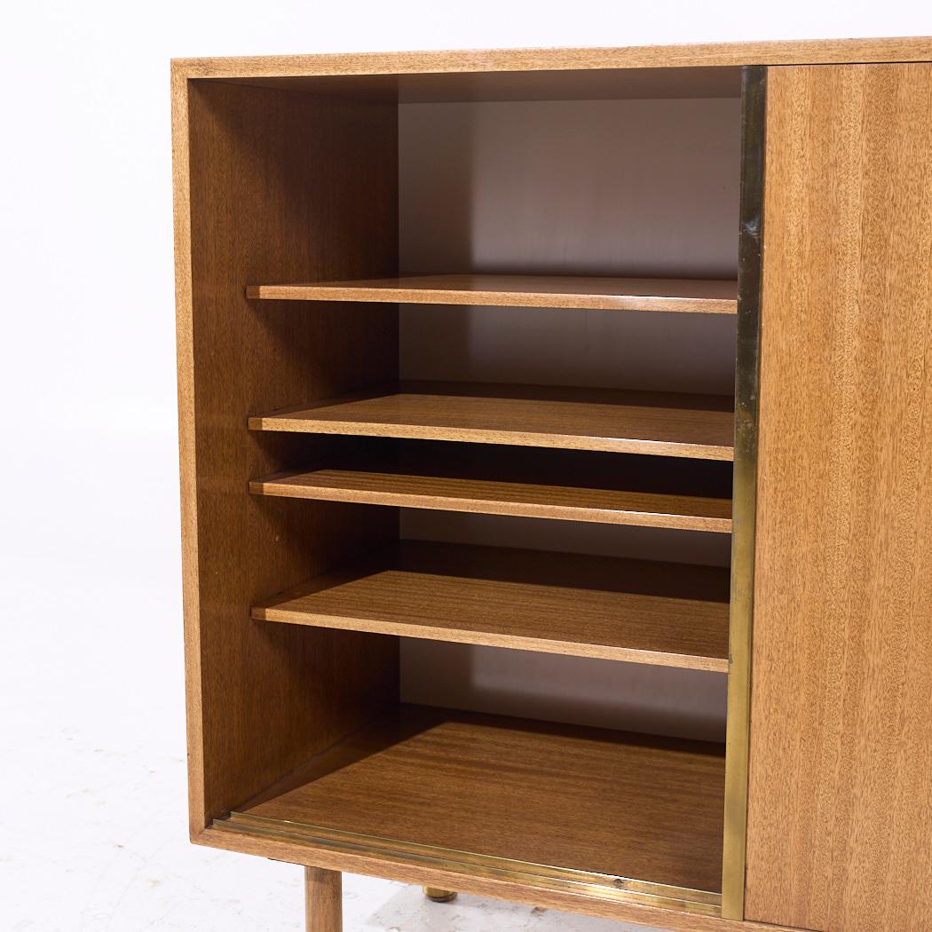 Credenza Harvey Probber de latón y caoba de mediados de siglo en venta 1