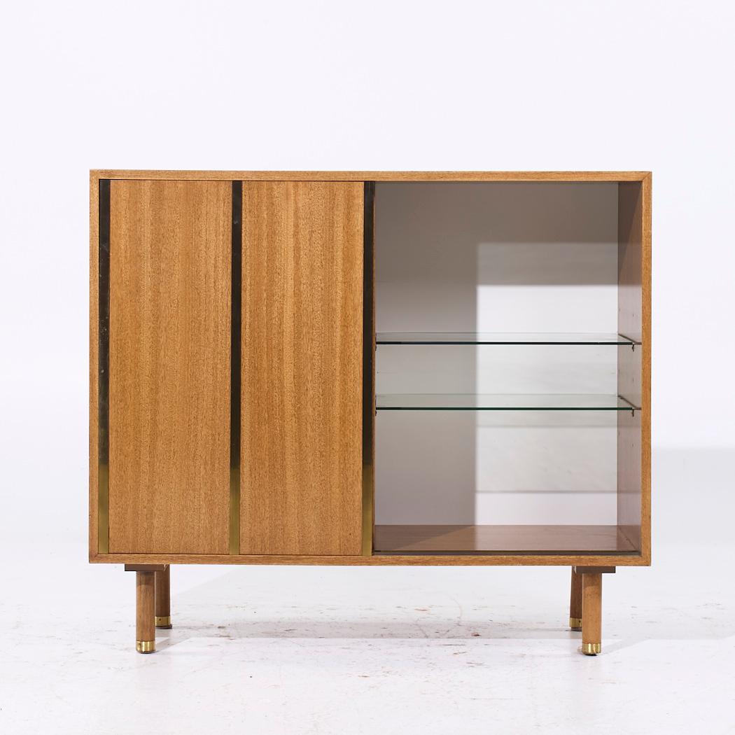 Credenza Harvey Probber de latón y caoba de mediados de siglo en venta 2