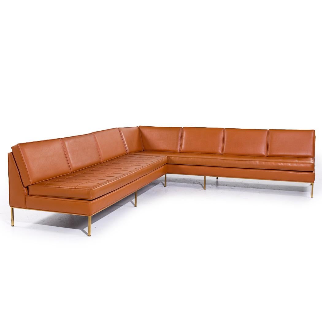 Harvey Probber Canapé sectionnel en laiton du milieu du siècle

Ce canapé mesure : 117,5 de large x 104,25 de profond x 30 pouces de haut, avec une hauteur d'assise de 16 pouces.

Tous les meubles peuvent être achetés dans ce que nous appelons un