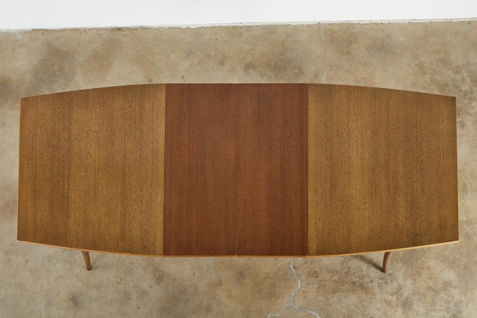 Harvey Probber Mesa de comedor extensible con patas de sable de mediados de siglo Moderno de mediados de siglo en venta