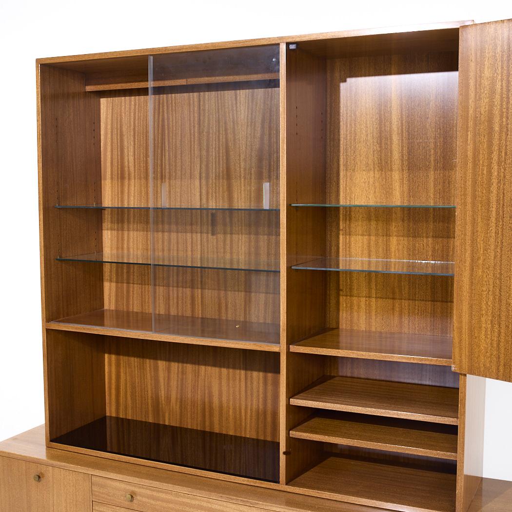 Mid-Century moderno Credenza e credenza in ottone e mogano di Harvey Probber, metà del secolo scorso in vendita