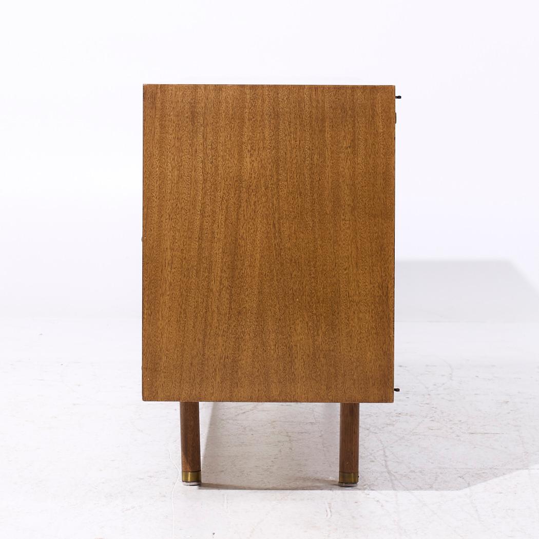 Vetro Credenza e credenza in ottone e mogano di Harvey Probber, metà del secolo scorso in vendita