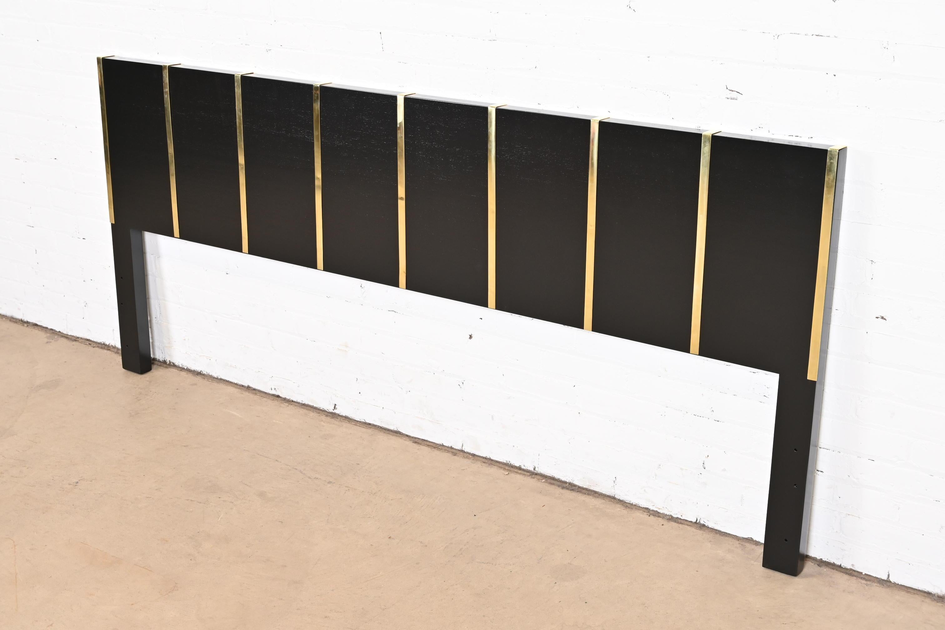 A rare and exceptional Mid-Century Modern king Size headboard in black lacquered mahogany and brass

By Harvey Probber

USA, 1950s

Measures: 80