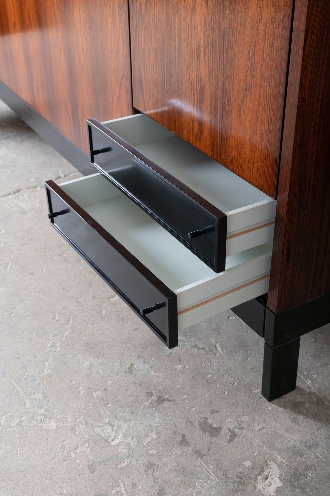 Harvey Probber Cabinet en palissandre brésilien moderne du milieu du siècle 1970 Bon état - En vente à Dallas, TX