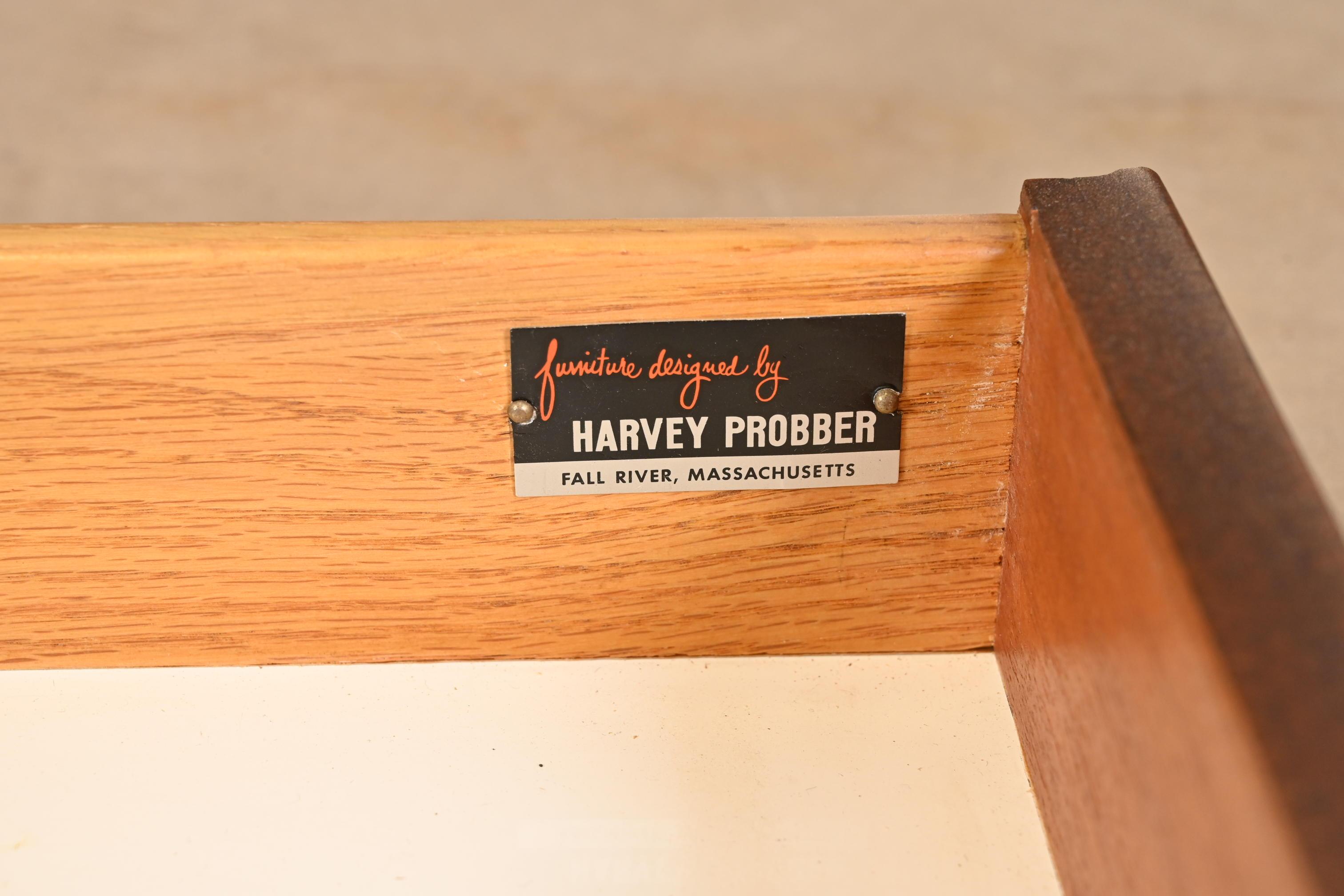 Crédence Harvey Probber, moderne du milieu du siècle dernier en acajou et laiton, nouvellement revernie en vente 6