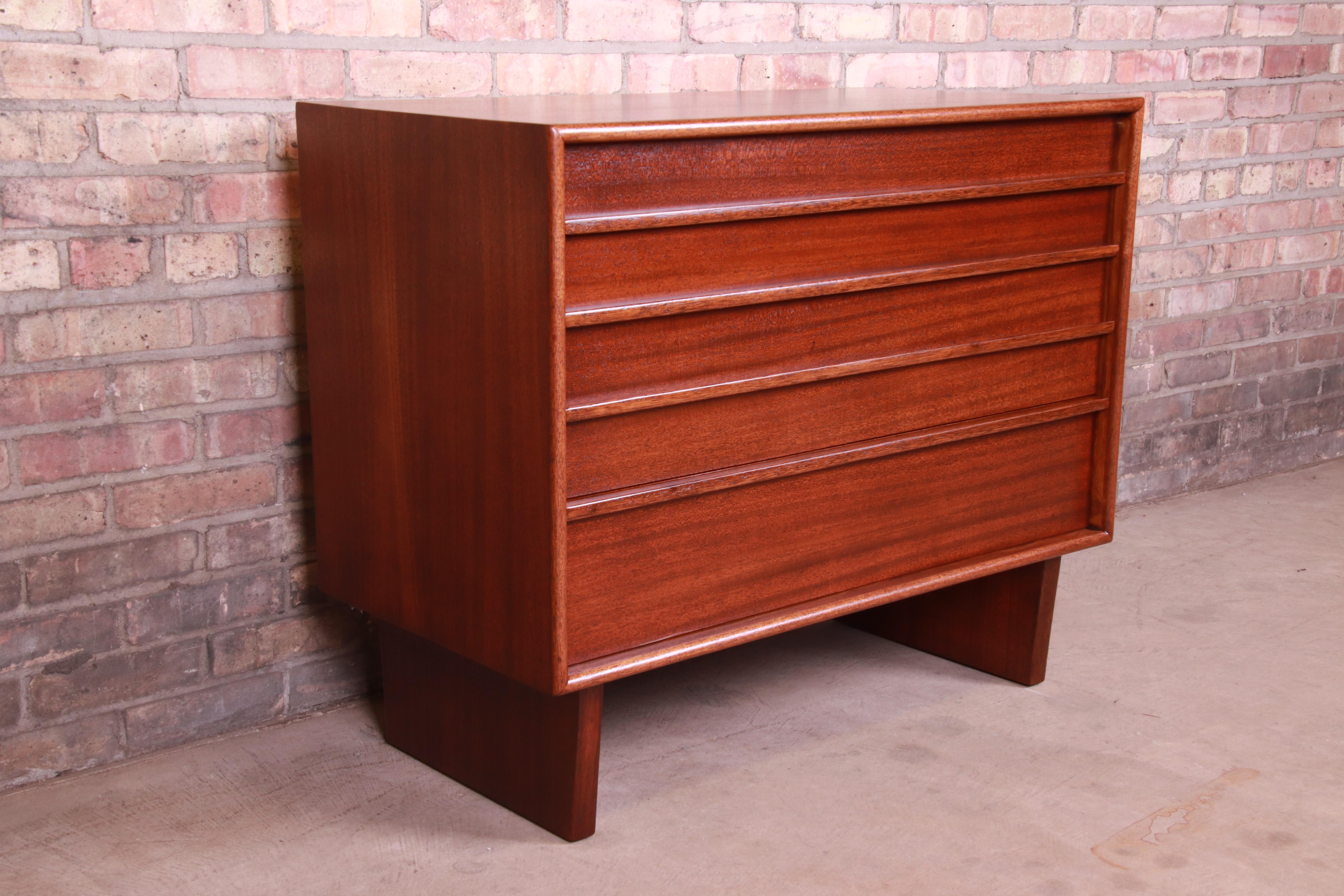 An exceptional Mid-Century Modern mahogany four-drawer dresser chest

By Harvey Probber

USA, 1960s

Measures: 36