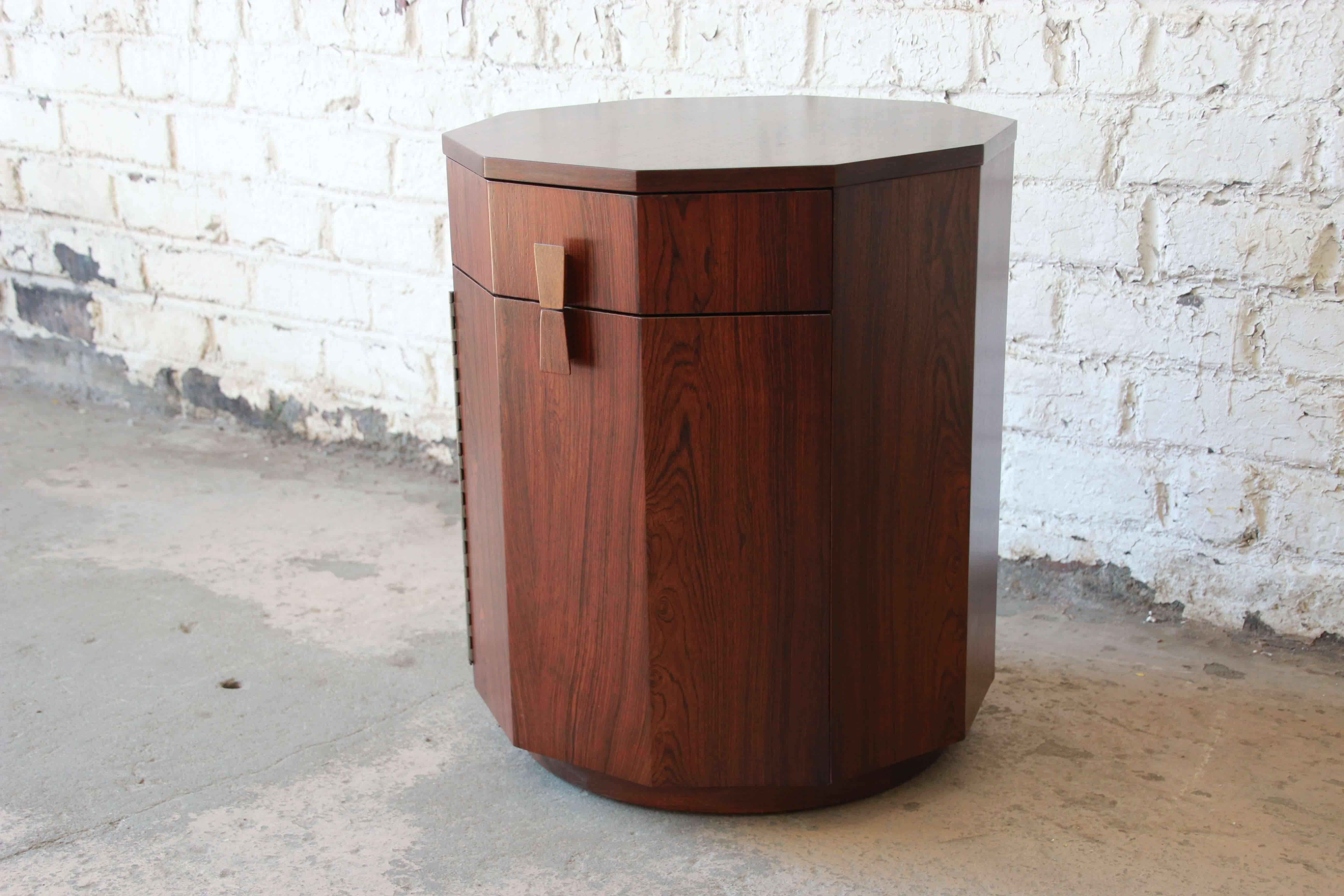 Harvey Probber Mid-Century Modern Rosewood Dry Bar Cabinet In Excellent Condition In South Bend, IN