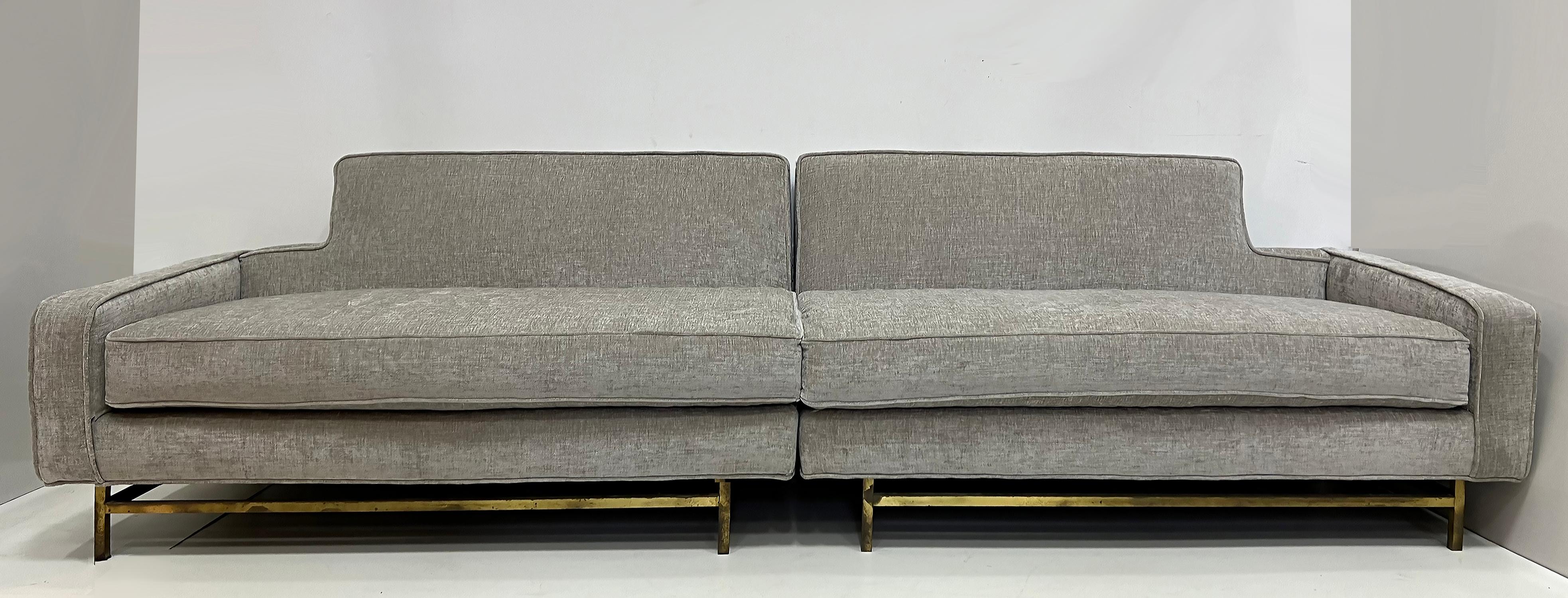  Harvey Probber Mid-century Modern Sofa Neu gepolstert, Messing Bahre im Zustand „Gut“ in Miami, FL