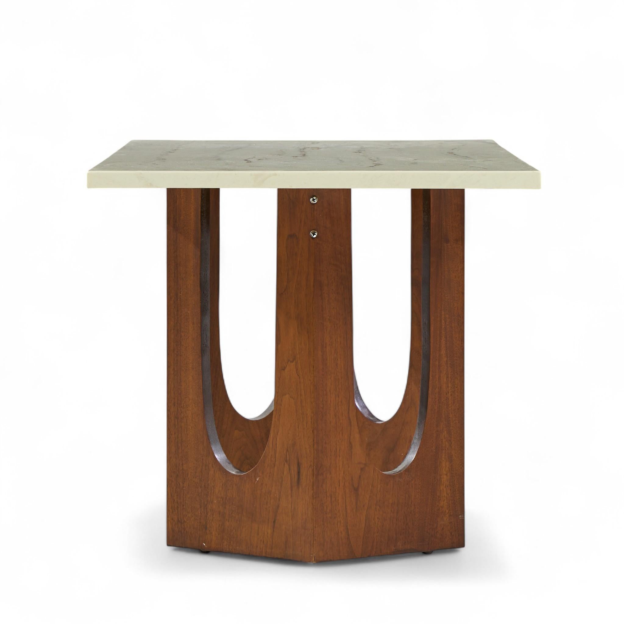 Américain Harvey Probber Table d'appoint du milieu du siècle en noyer et pierre en vente