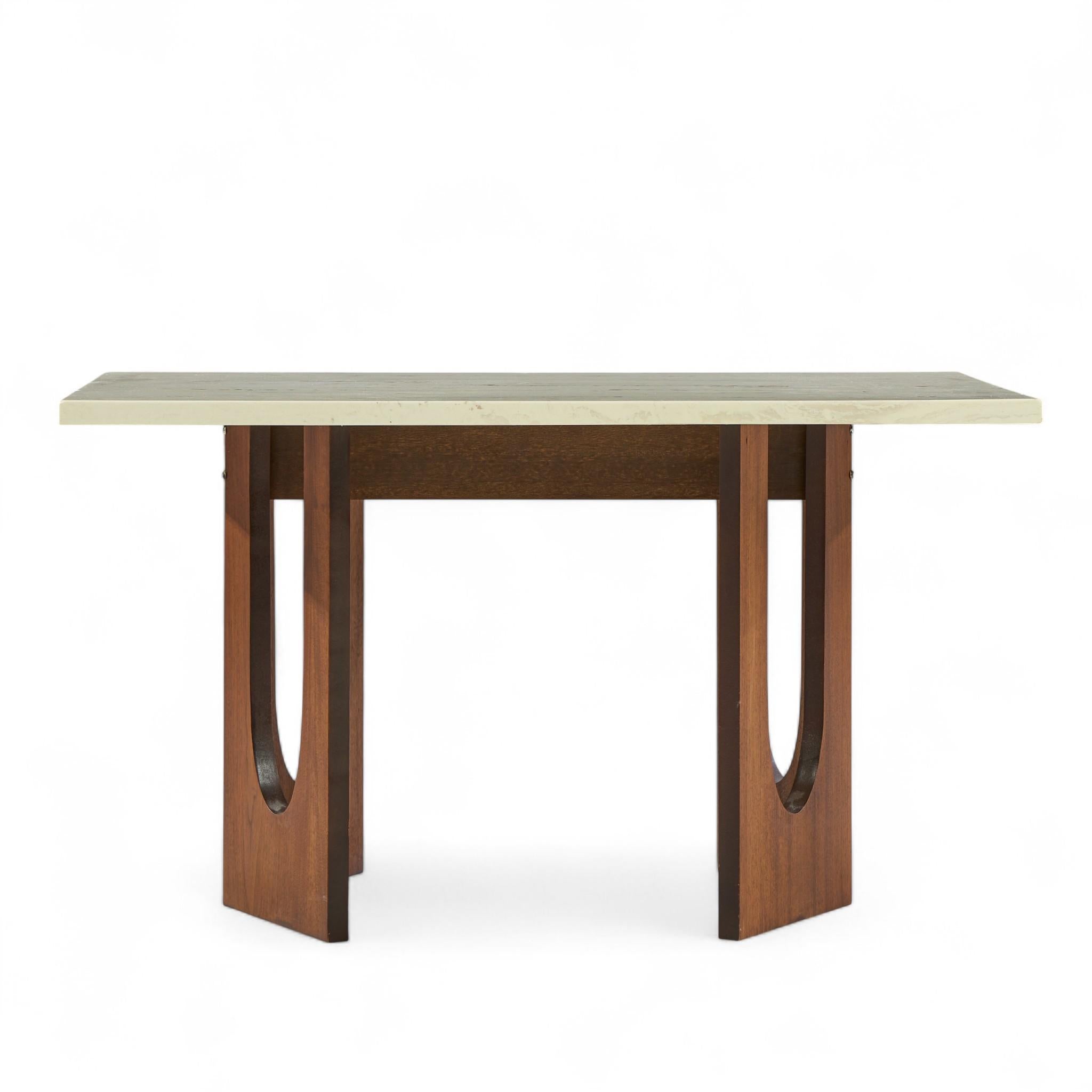20ième siècle Harvey Probber Table d'appoint du milieu du siècle en noyer et pierre en vente