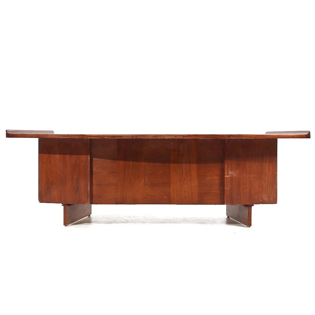 Harvey Probber Mid Century Walnut Curved Executive Desk In Good Condition For Sale In Countryside, IL