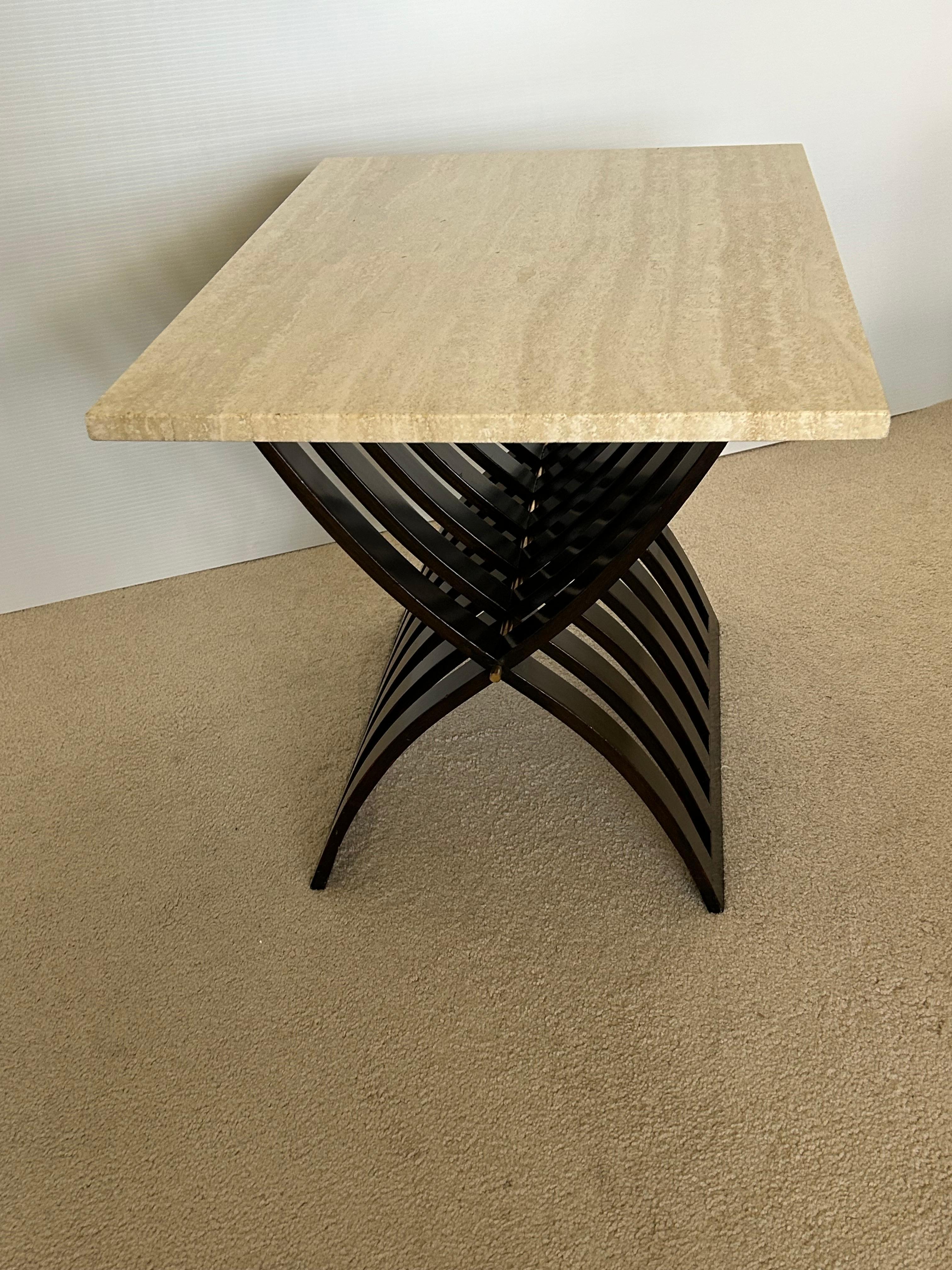Harvey Probber taché  Table en X en acajou, avec tige et embouts en laiton, en parfait état d'origine, avec un plateau rectangulaire en travertin mesurant 20,5 x 28