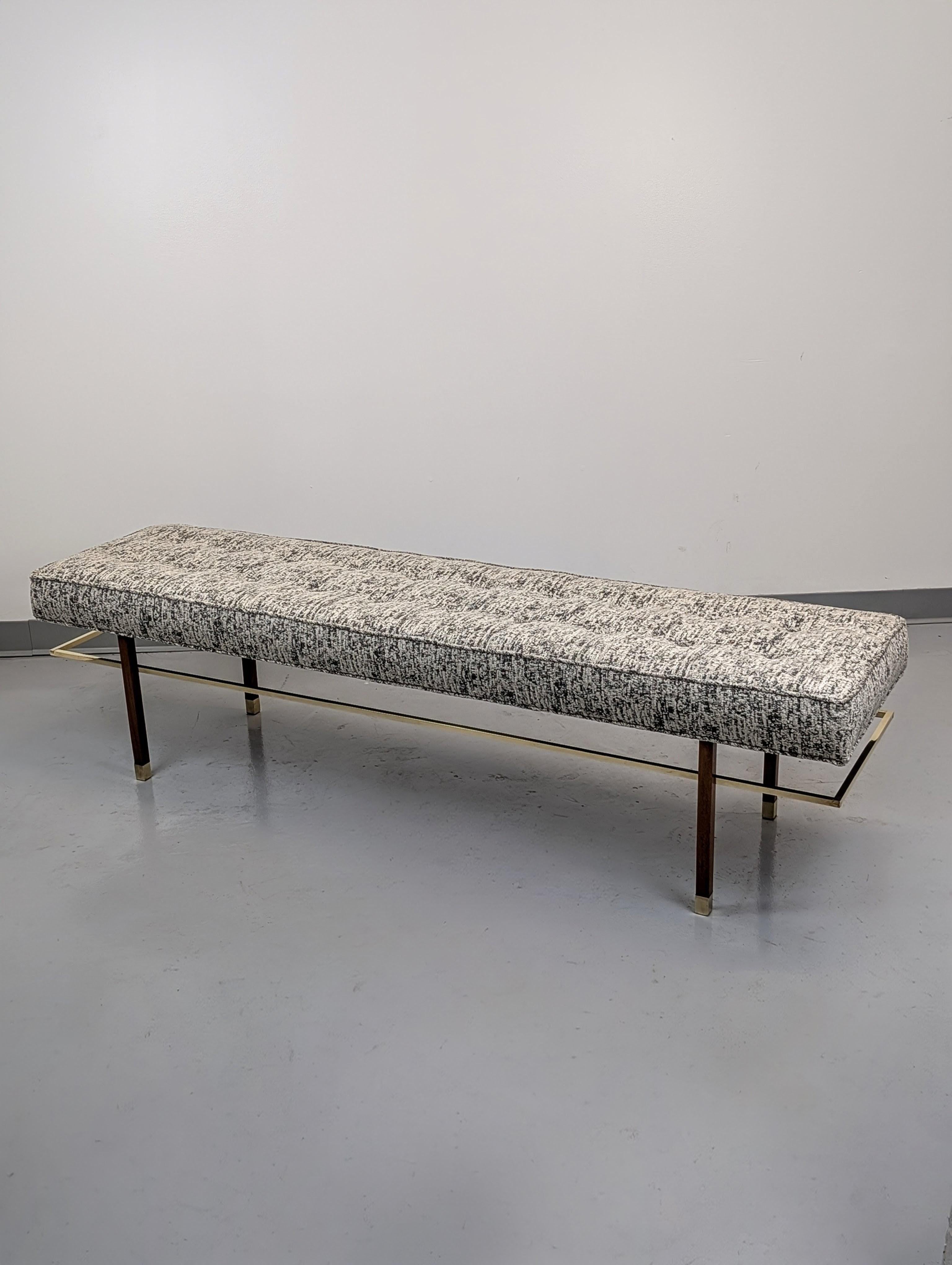 Rare et luxueuse banquette rembourrée avec des pieds en acajou et des accents en laiton massif. Catalogué comme PUB 70 ½ qui est la plus grande version du modèle. Le banc est robuste, lourd et bien fait. Nouvellement retapissé à partir de Zimmans