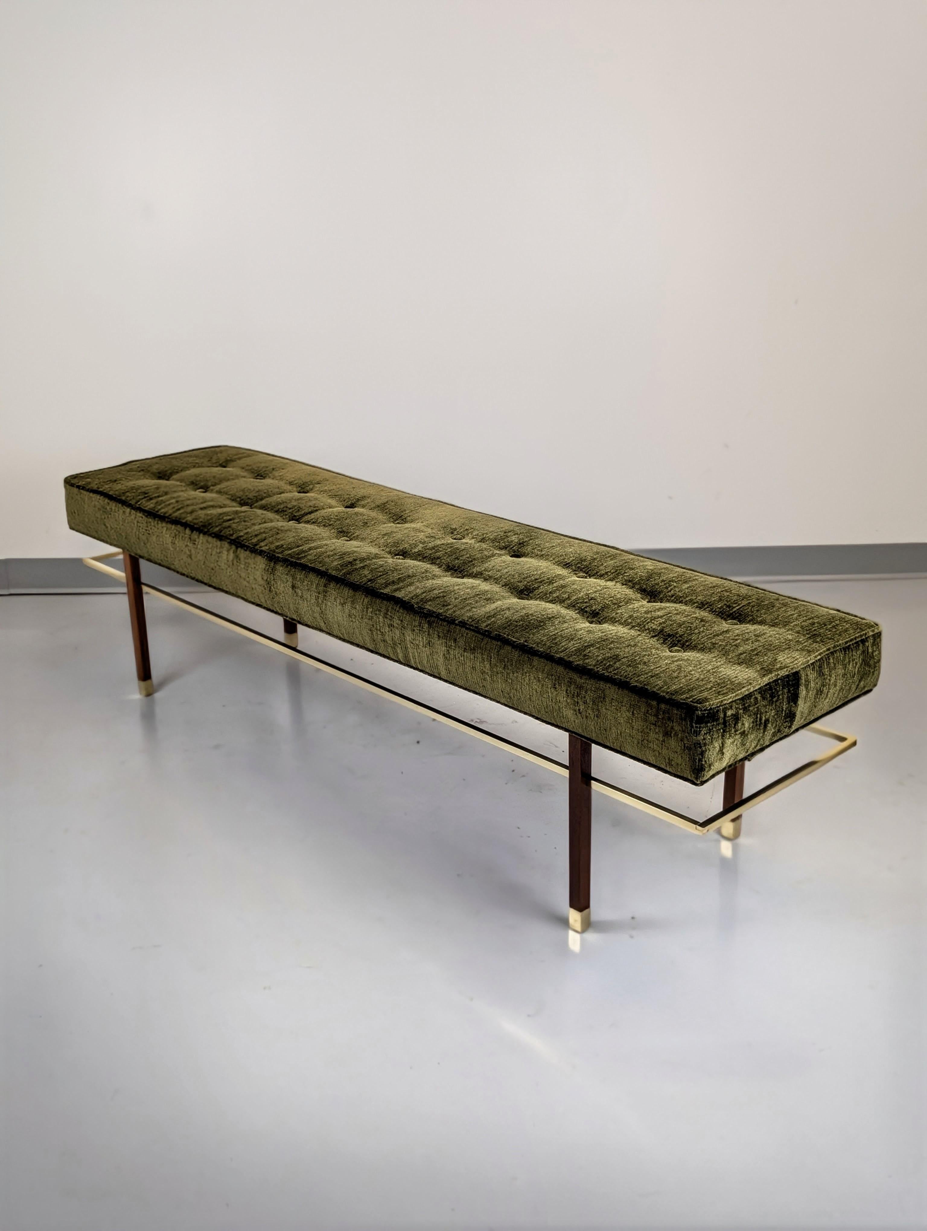 Rara e lussuosa panca imbottita con gambe in mogano e accenti in ottone massiccio. Catalogato come PUB 70 ½ che è la versione più grande del modello. La panca è robusta, pesante e ben fatta. Recentemente è stato rivestito da Zimmans in velluto verde