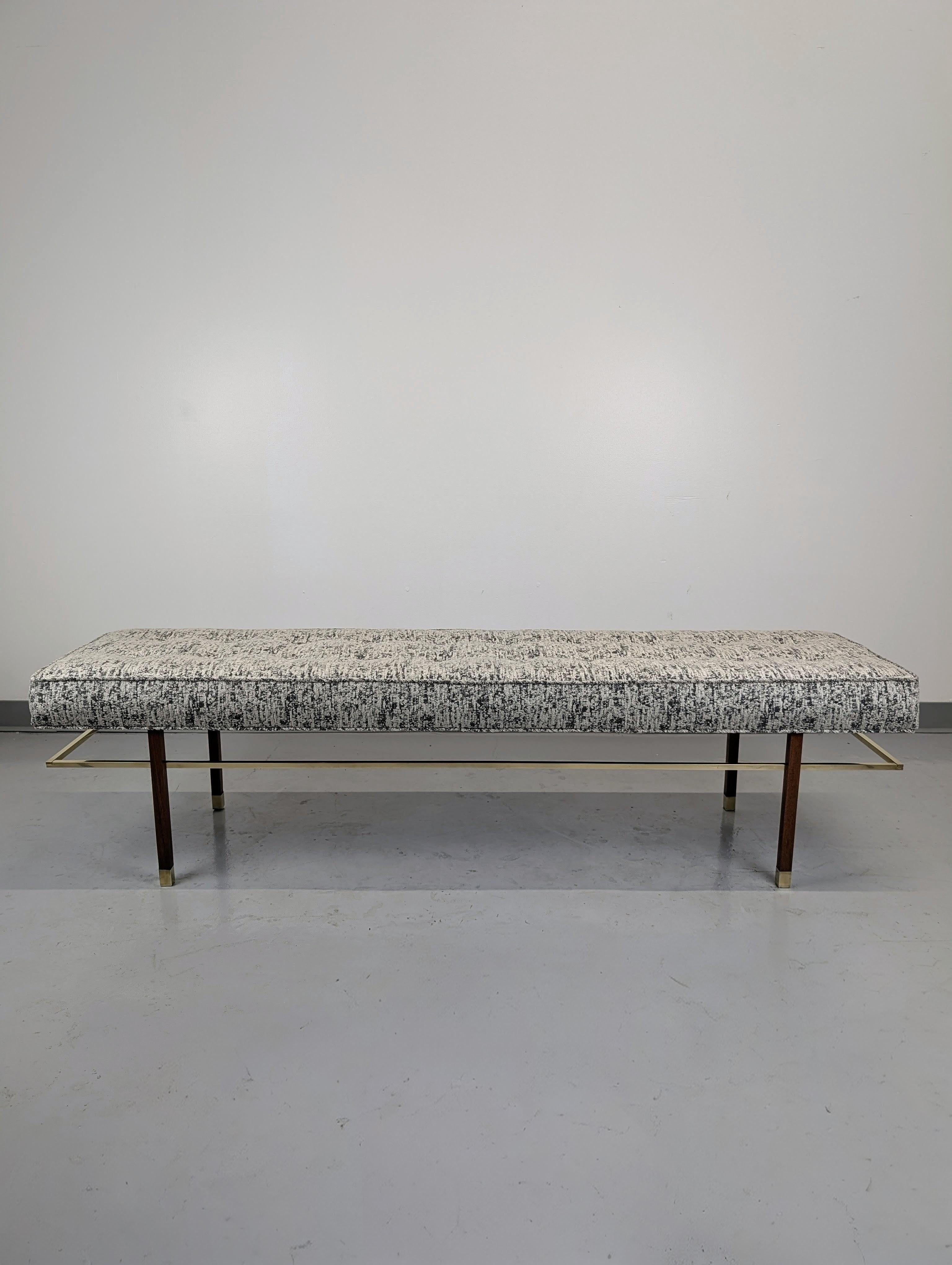 Harvey Probber Model No No 70½ Banc en acajou et laiton Bon état - En vente à Lynn, MA