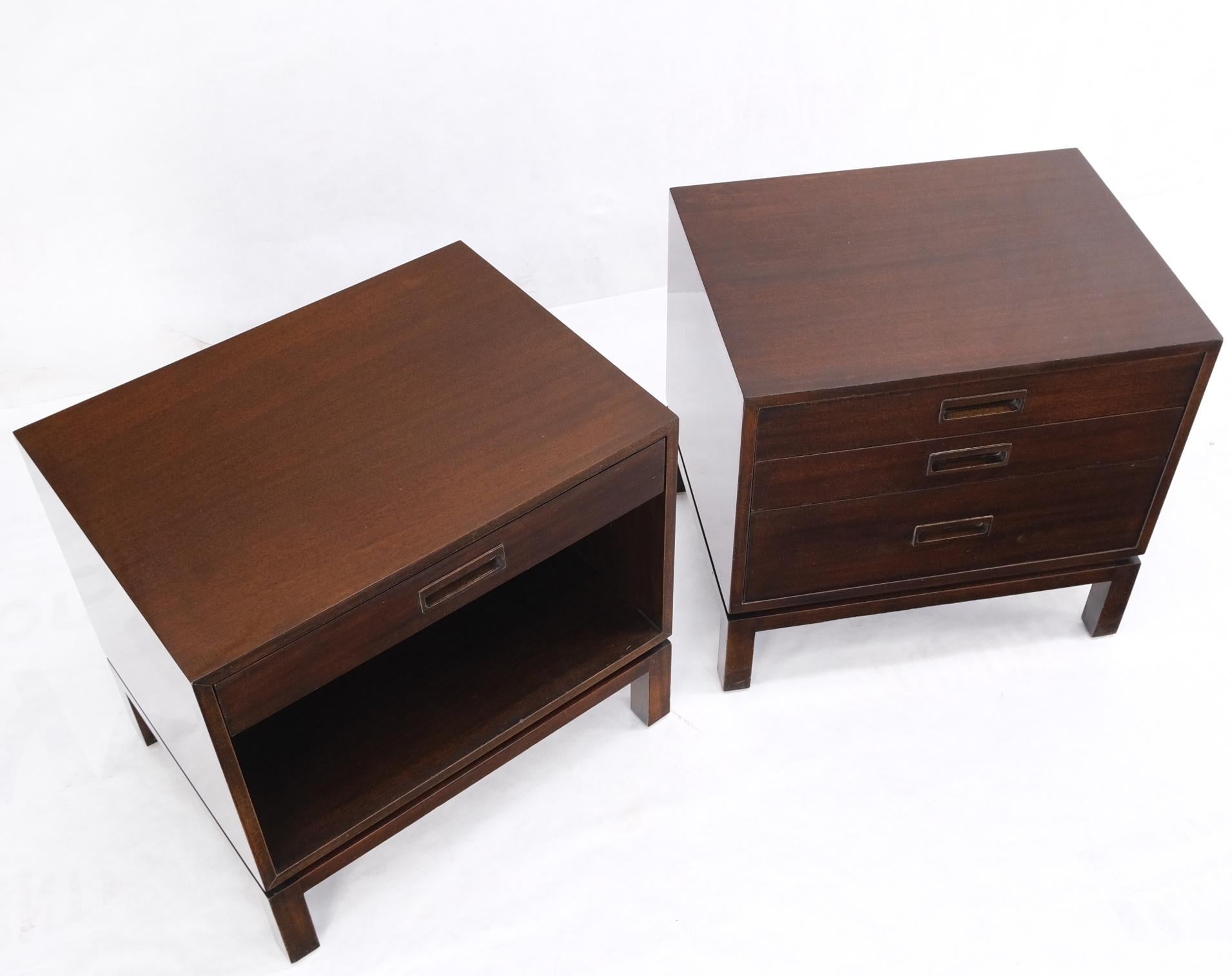 Harvey Probber paire de tables de nuit et de tables d'appoint non assorties en noyer à 3 tiroirs en vente 6