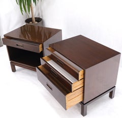 Harvey Probber paire de tables de nuit et de tables d'appoint non assorties en noyer à 3 tiroirs