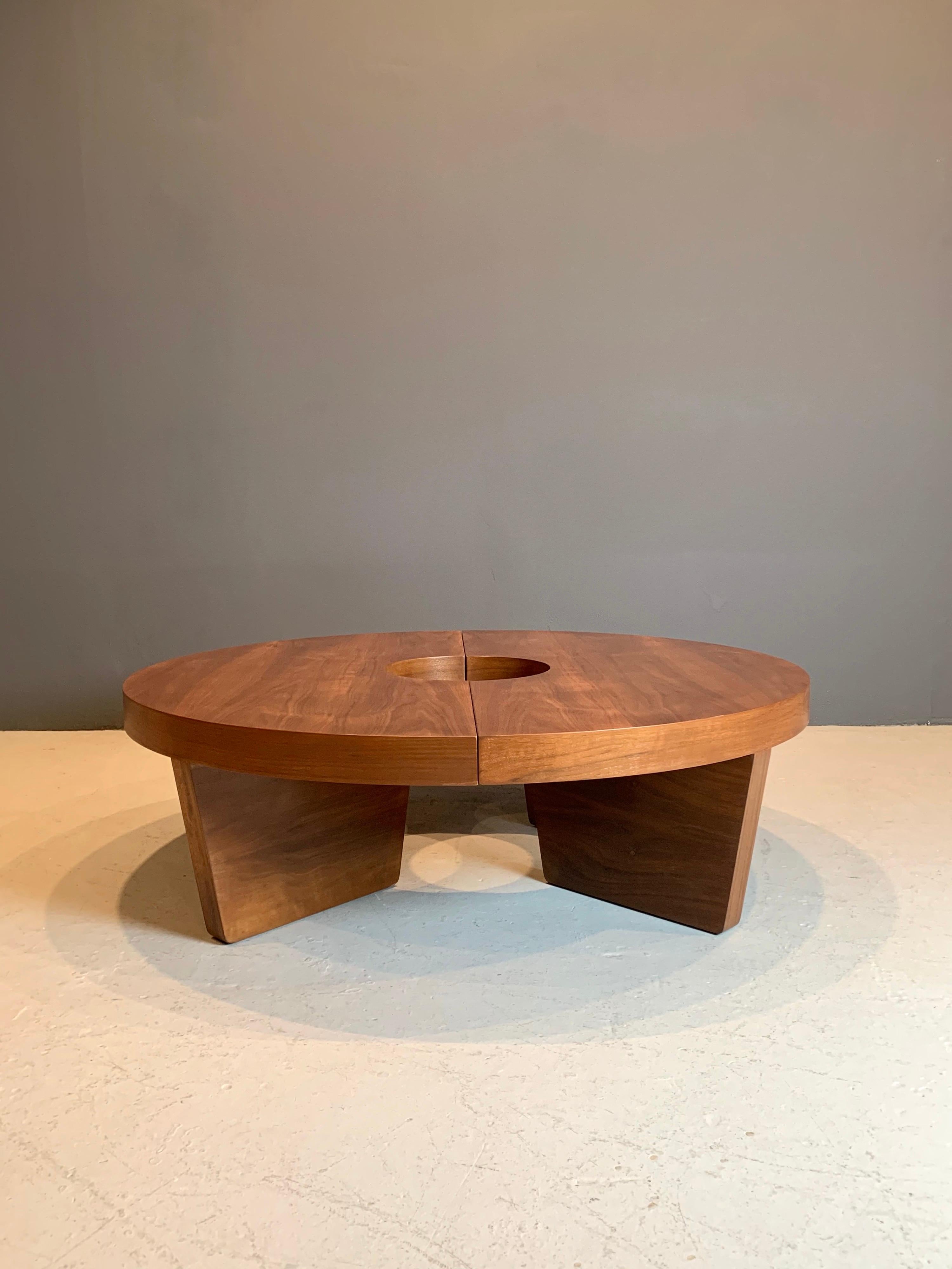 Newly refinished Harvey Probber “Nuclear” coffee table, model number 201, designed in 1949 and manufactured by Harvey Probber Inc, NY.
Two parts in veneered walnut with beautiful grain, refinished in natural.
This table is available to view in my