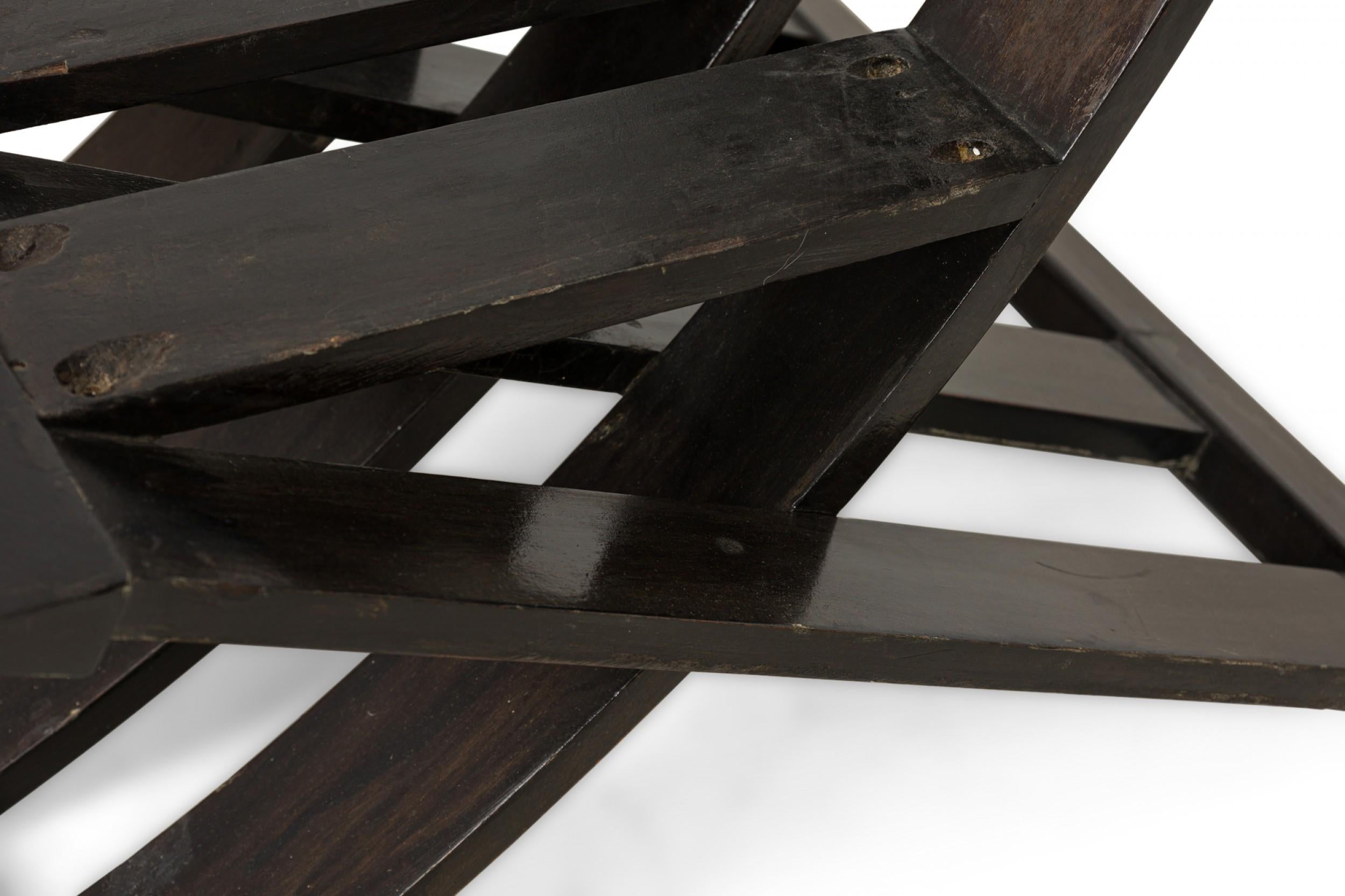 Mid-Century Modern Chaise longue en bois noir peint 