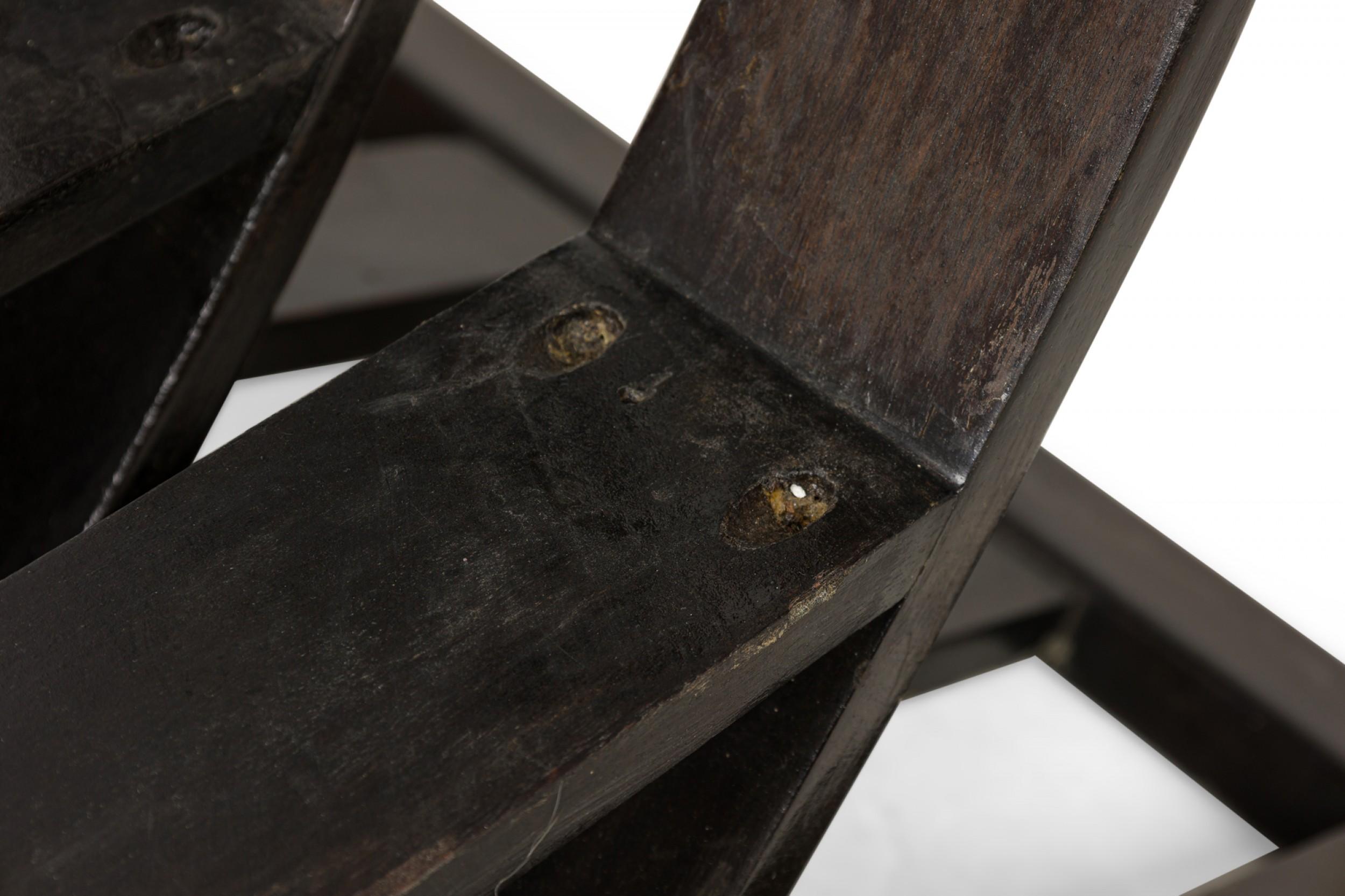 Chaise longue en bois noir peint 