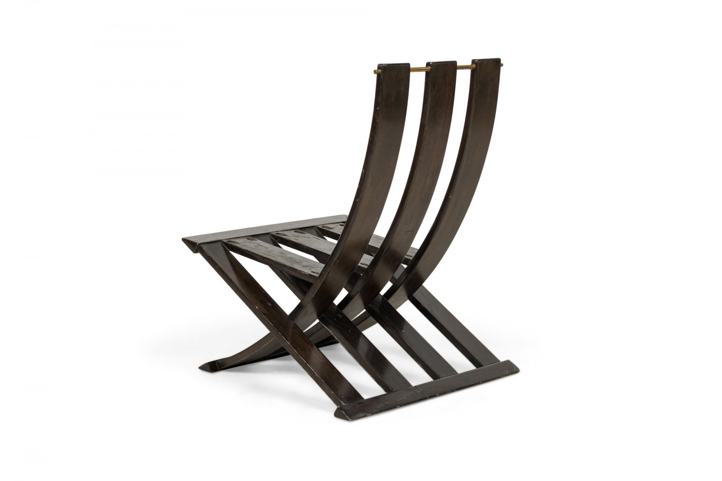 20ième siècle Chaise longue en bois noir peint 