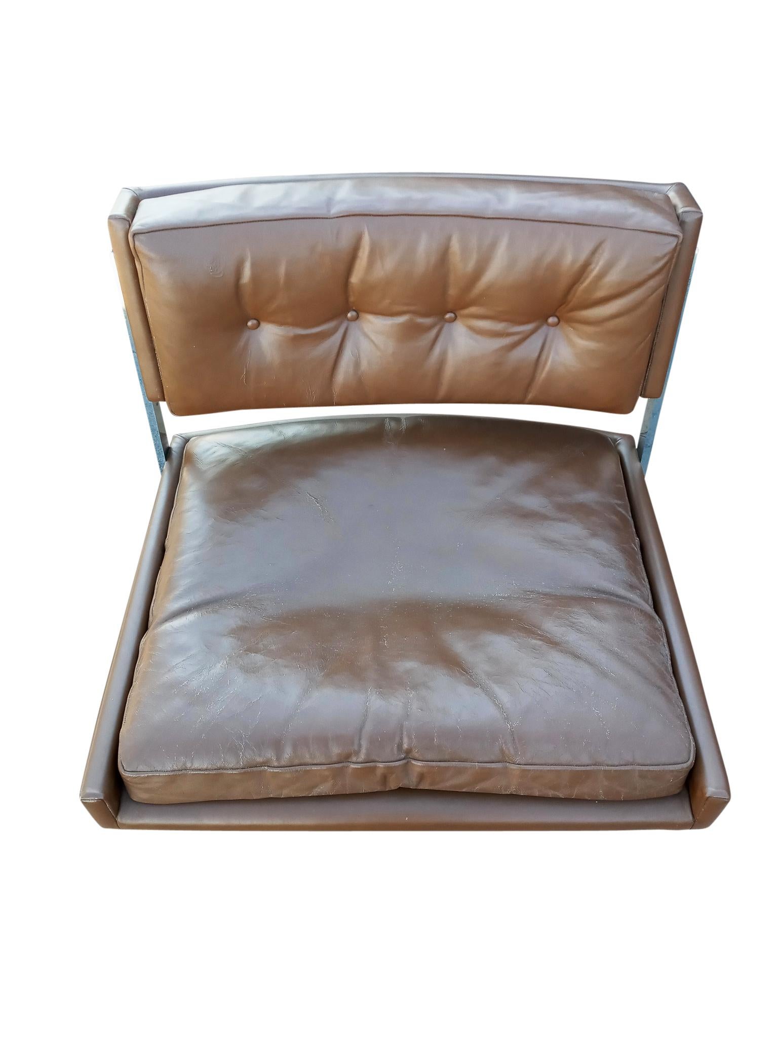 Acier inoxydable Harvey Probber paire de chaises longues pantoufles en cuir et chrome avec sièges en porte-à-faux en vente