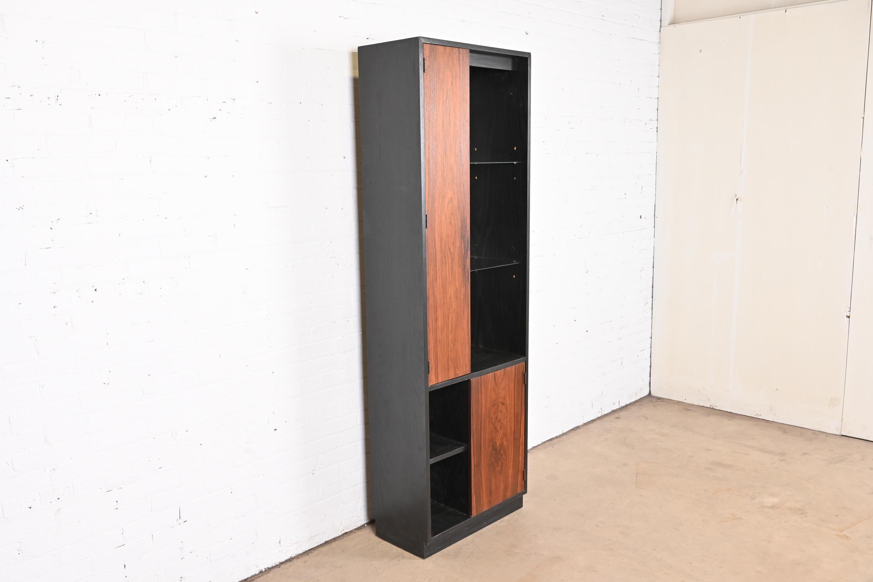 Harvey Probber Rosewood and Ebonized Wood Lighted Bookcase or Display Cabinet In Good Condition In South Bend, IN