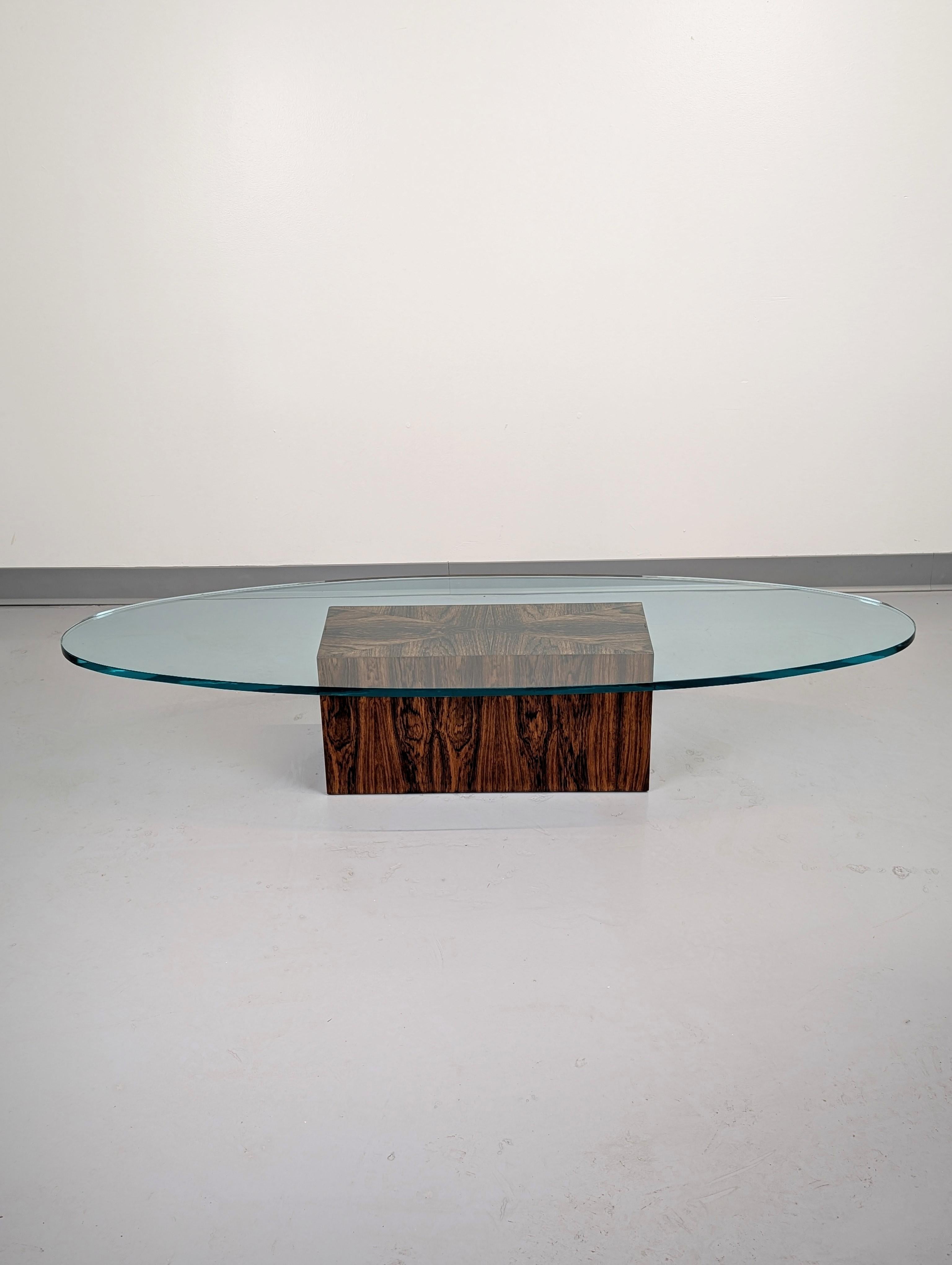 Rara base per tavolino in palissandro con vetro ellittico di Harvey Probber. Questo modello si trova raramente sul mercato. Fantastiche venature e forme del palissandro. Il pesante piano in vetro spesso 0,75 pollici si appoggia saldamente sulla