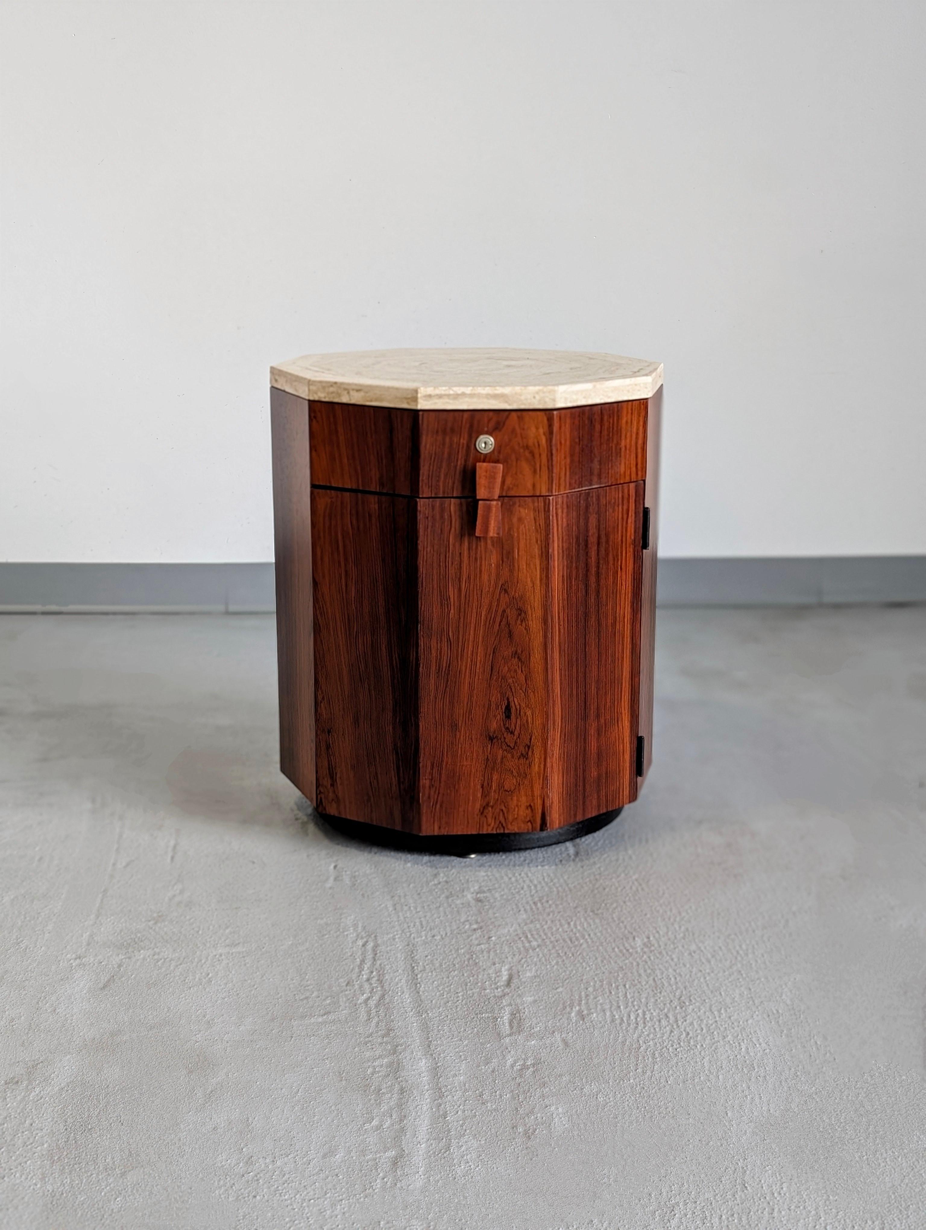Un meuble d'appoint spécial en bois de rose #1151 de Harvey Probber. Cette rare commande spéciale comprend un plateau en travertin d'origine, une serrure pour le tiroir supérieur et des tiges en laiton et en chrome pour les étagères à l'intérieur.