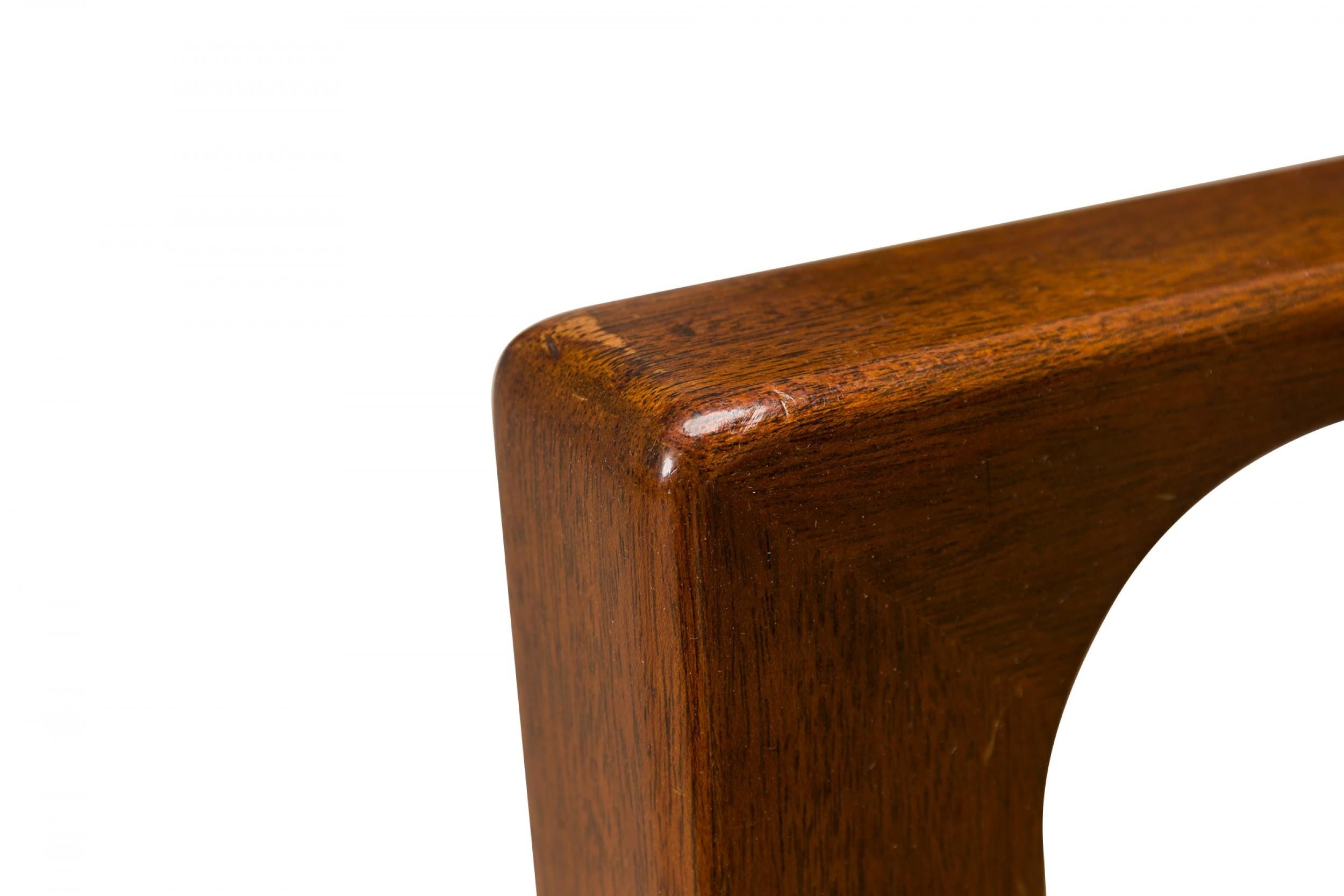 Harvey Probber Geometrischer Loungesessel aus Nussbaumholz und braun gepolstert (Holz) im Angebot