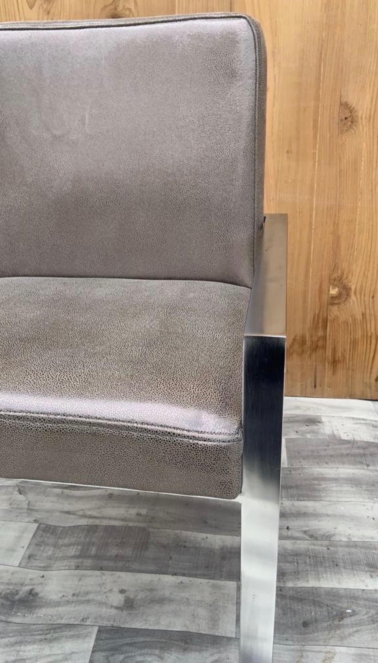 Fait main Paire de fauteuils en aluminium de style Harvey Probber récemment tapissés en cuir en vente