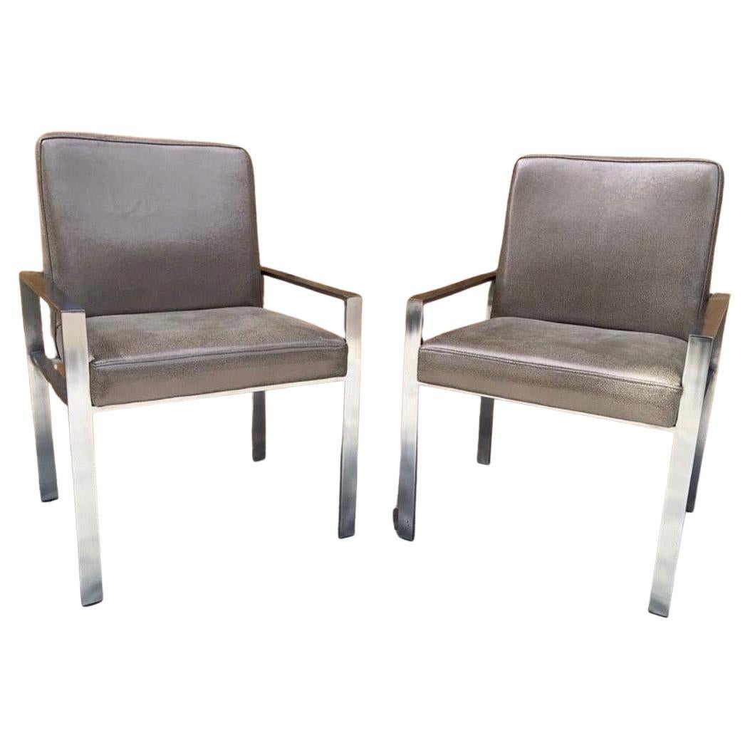 Paire de fauteuils en aluminium de style Harvey Probber récemment tapissés en cuir en vente