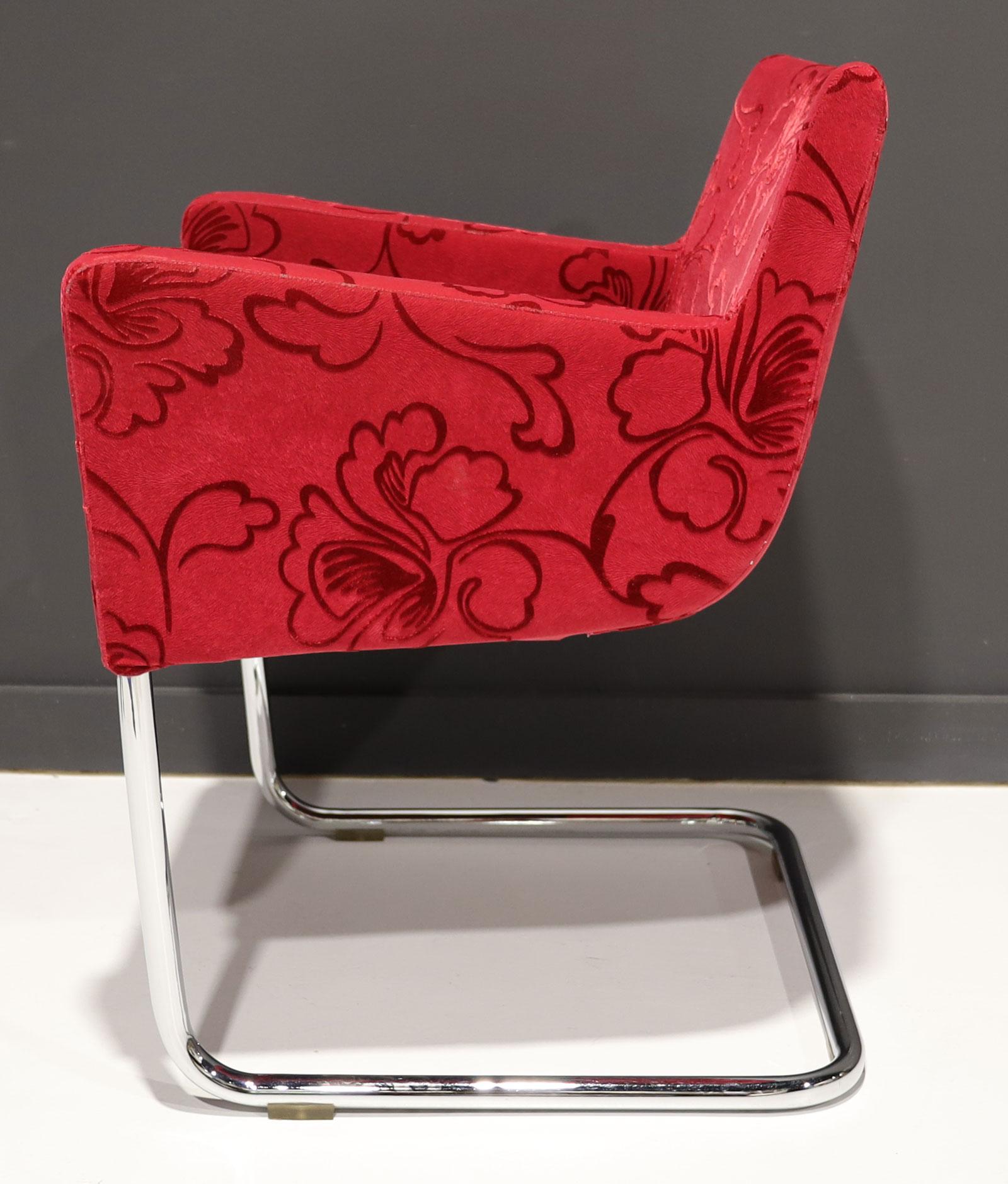 Mid-Century Modern Chaise de salle à manger en porte-à-faux en velours rouge de style Harvey Probber en vente