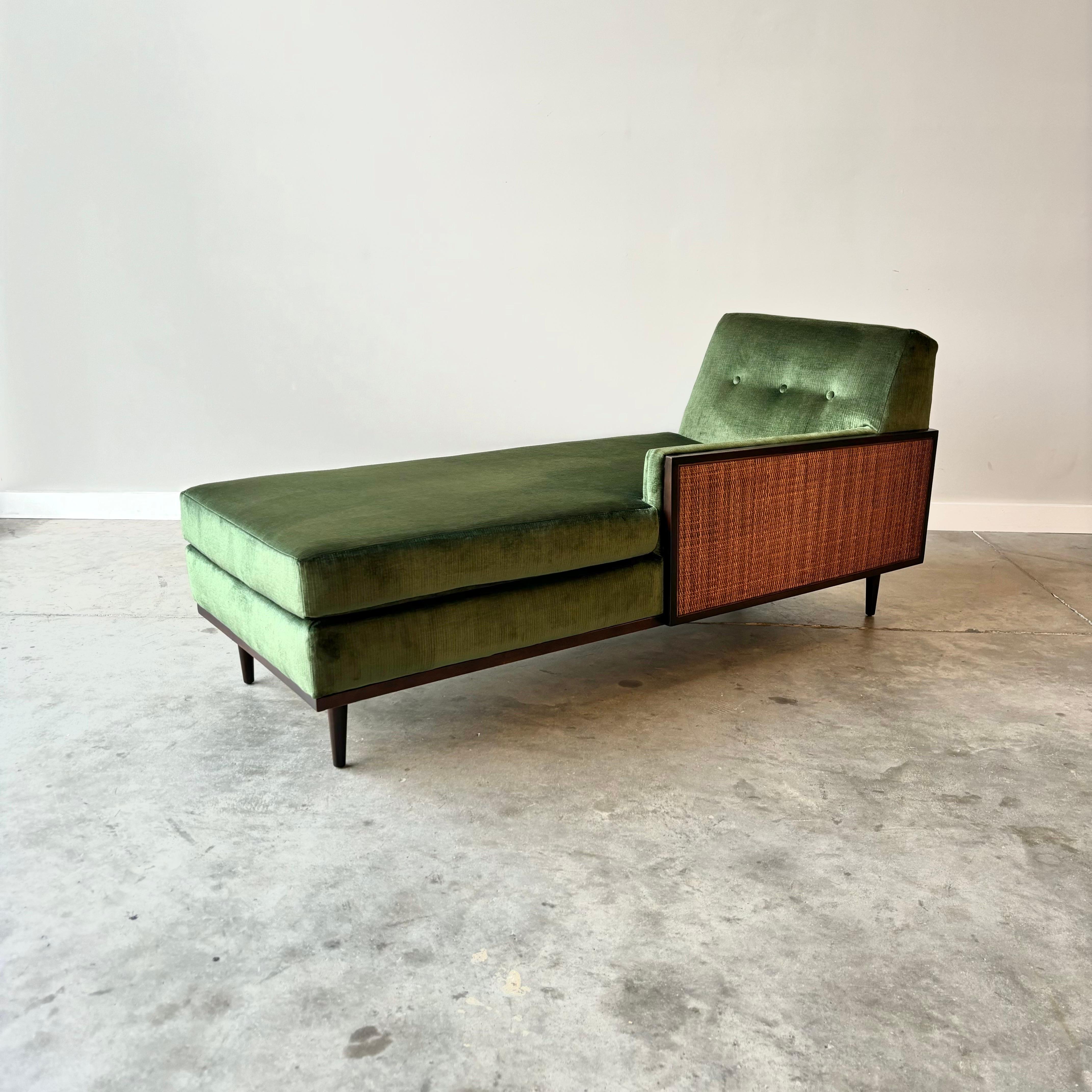 Une superbe chaise longue moderne du milieu du siècle, nouvellement recouverte de velours Kravet.  Une pièce très probablement réalisée par Harvey Probber, bien que nous n'ayons pas été en mesure de le confirmer.  Le cadre est en très bon état