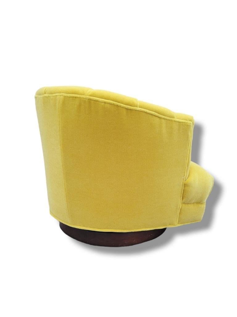 Mid-Century Modern Fauteuil de salon pivotant à dossier tonneau touffeté en mohair jaune de style Harvey Probber en vente