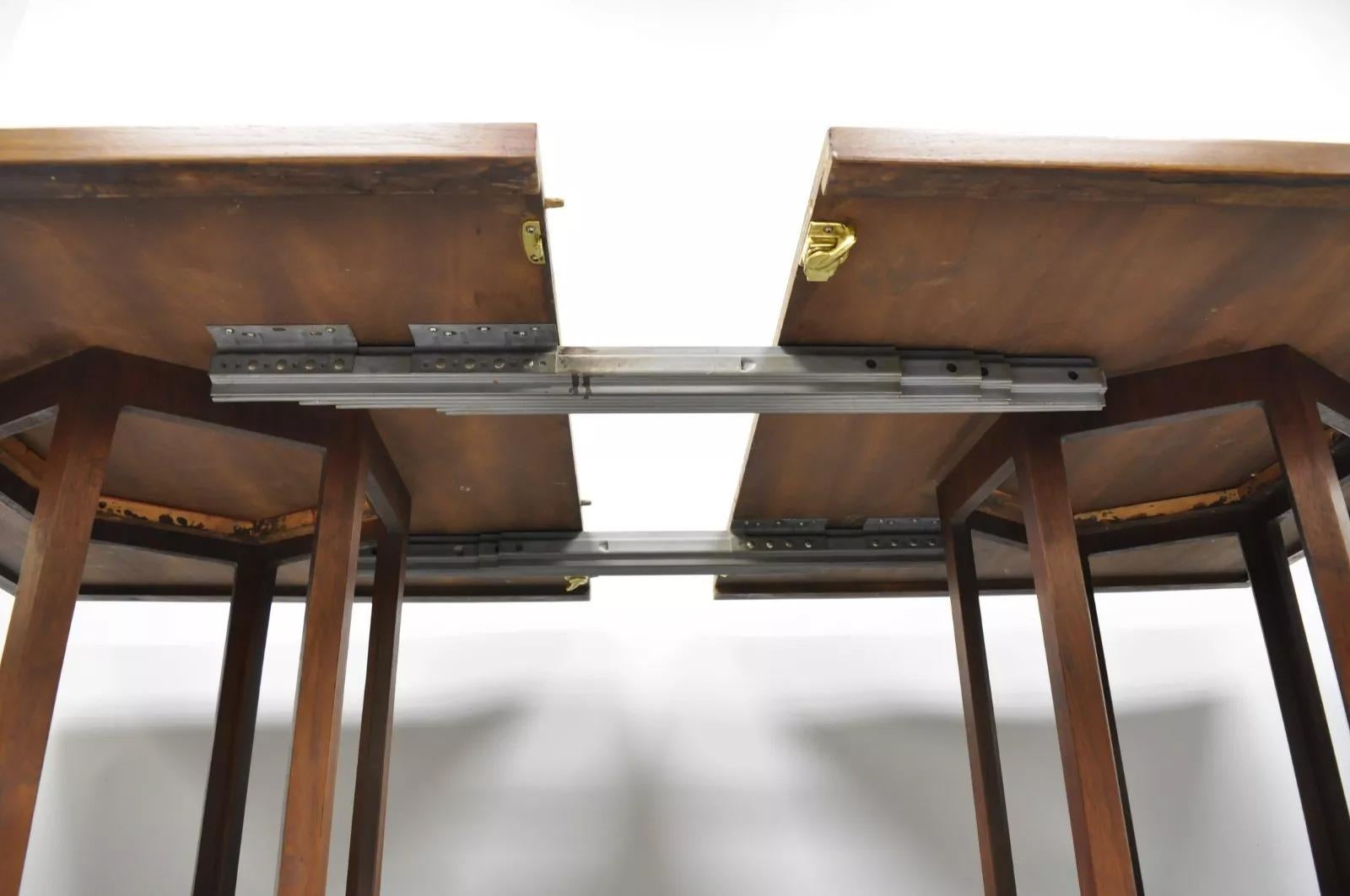 Mesa de comedor con pedestal escultural estilo Harvey Probber de nogal de mediados del siglo XX en venta 4