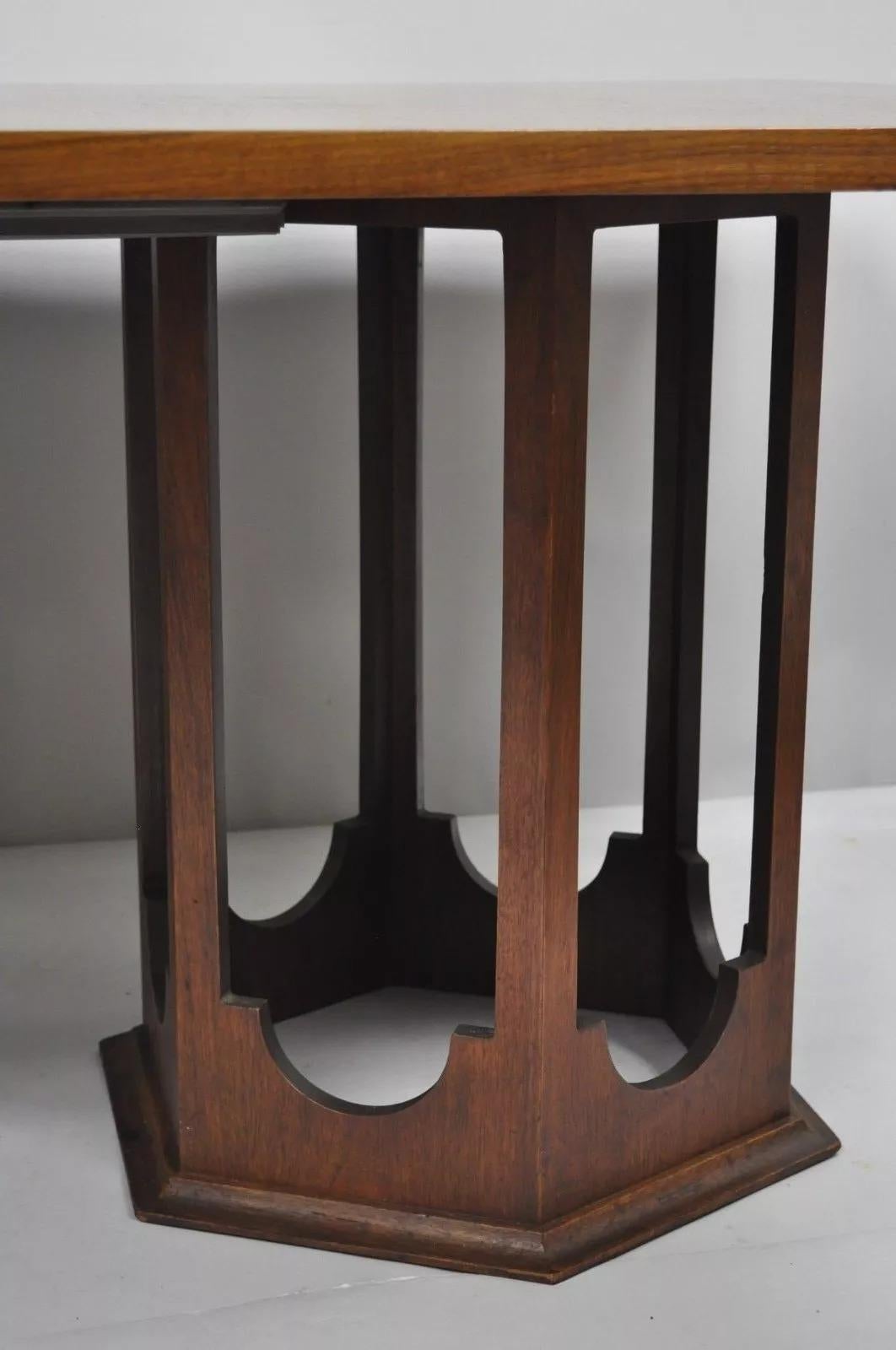 Mesa de comedor con pedestal escultural estilo Harvey Probber de nogal de mediados del siglo XX en venta 6