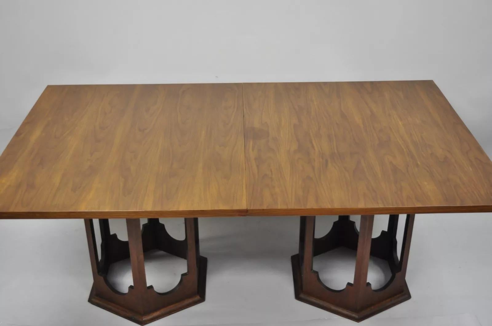Mesa de comedor con pedestal escultural estilo Harvey Probber de nogal de mediados del siglo XX Moderno de mediados de siglo en venta