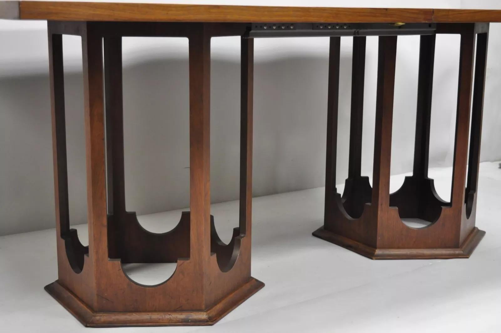 Mesa de comedor con pedestal escultural estilo Harvey Probber de nogal de mediados del siglo XX Desconocido en venta