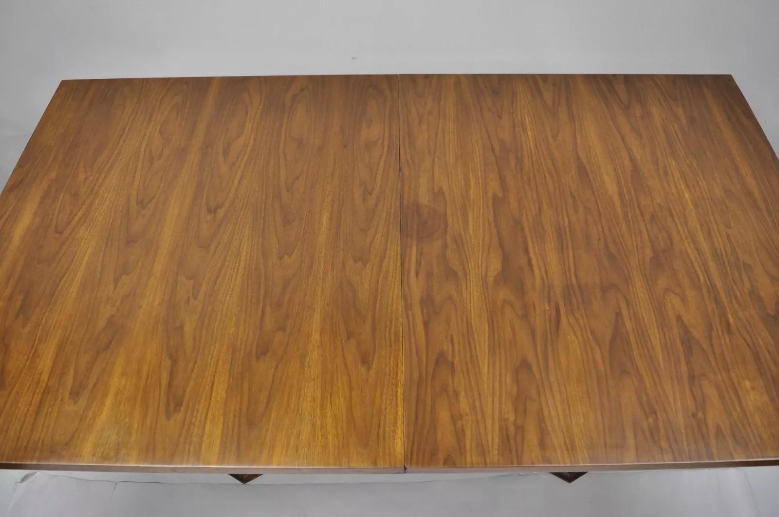 Mesa de comedor con pedestal escultural estilo Harvey Probber de nogal de mediados del siglo XX en Bueno estado para la venta en Philadelphia, PA