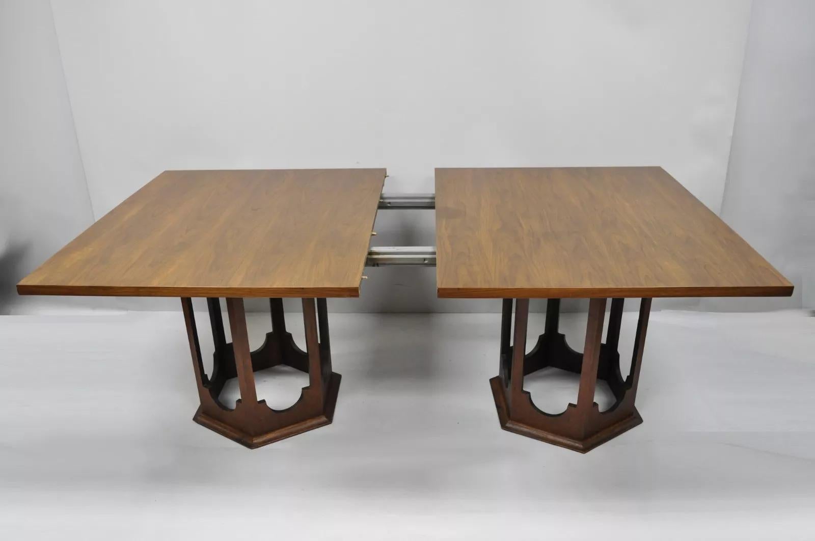 Mesa de comedor con pedestal escultural estilo Harvey Probber de nogal de mediados del siglo XX en venta 1