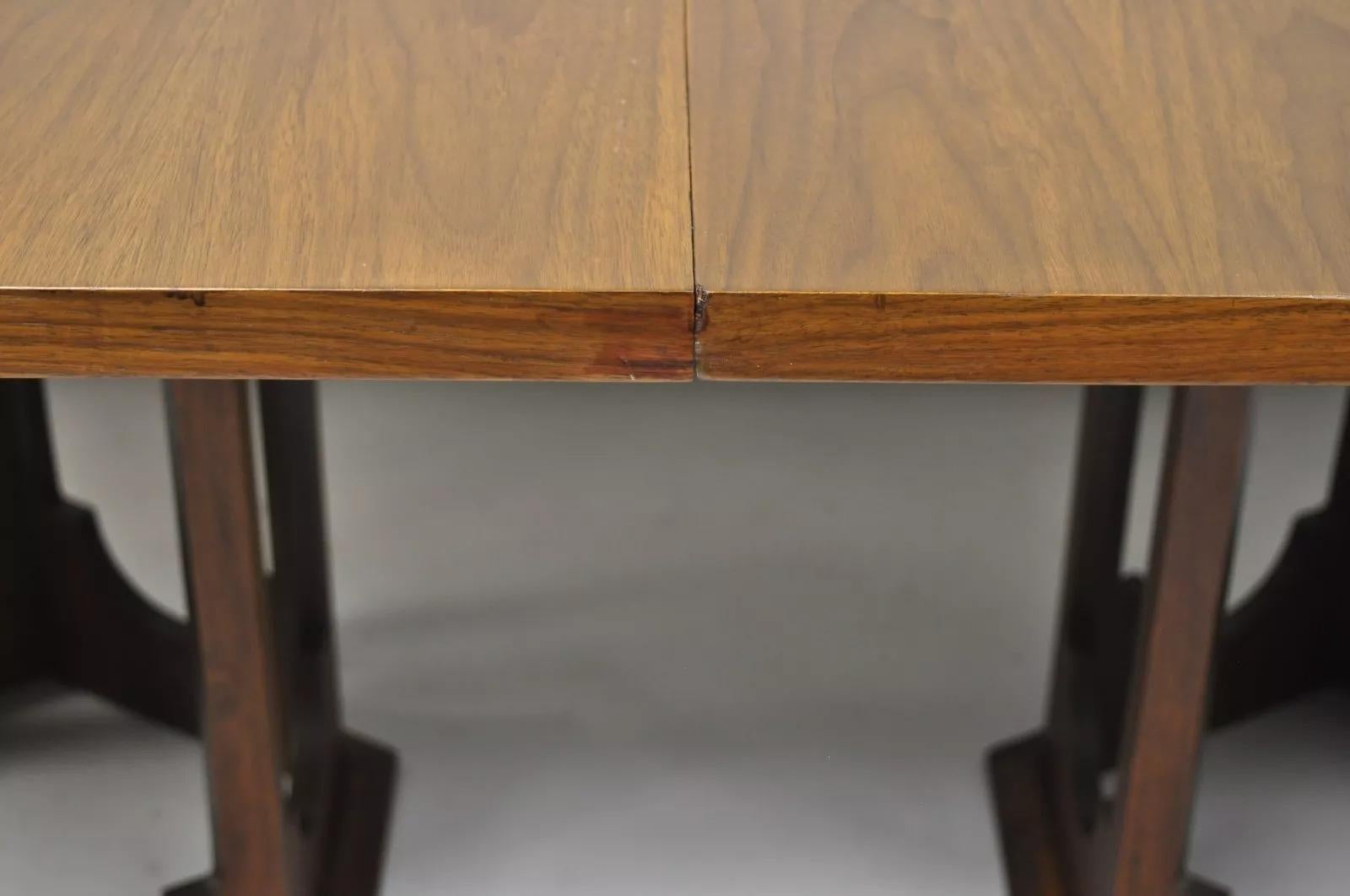 Mesa de comedor con pedestal escultural estilo Harvey Probber de nogal de mediados del siglo XX en venta 2
