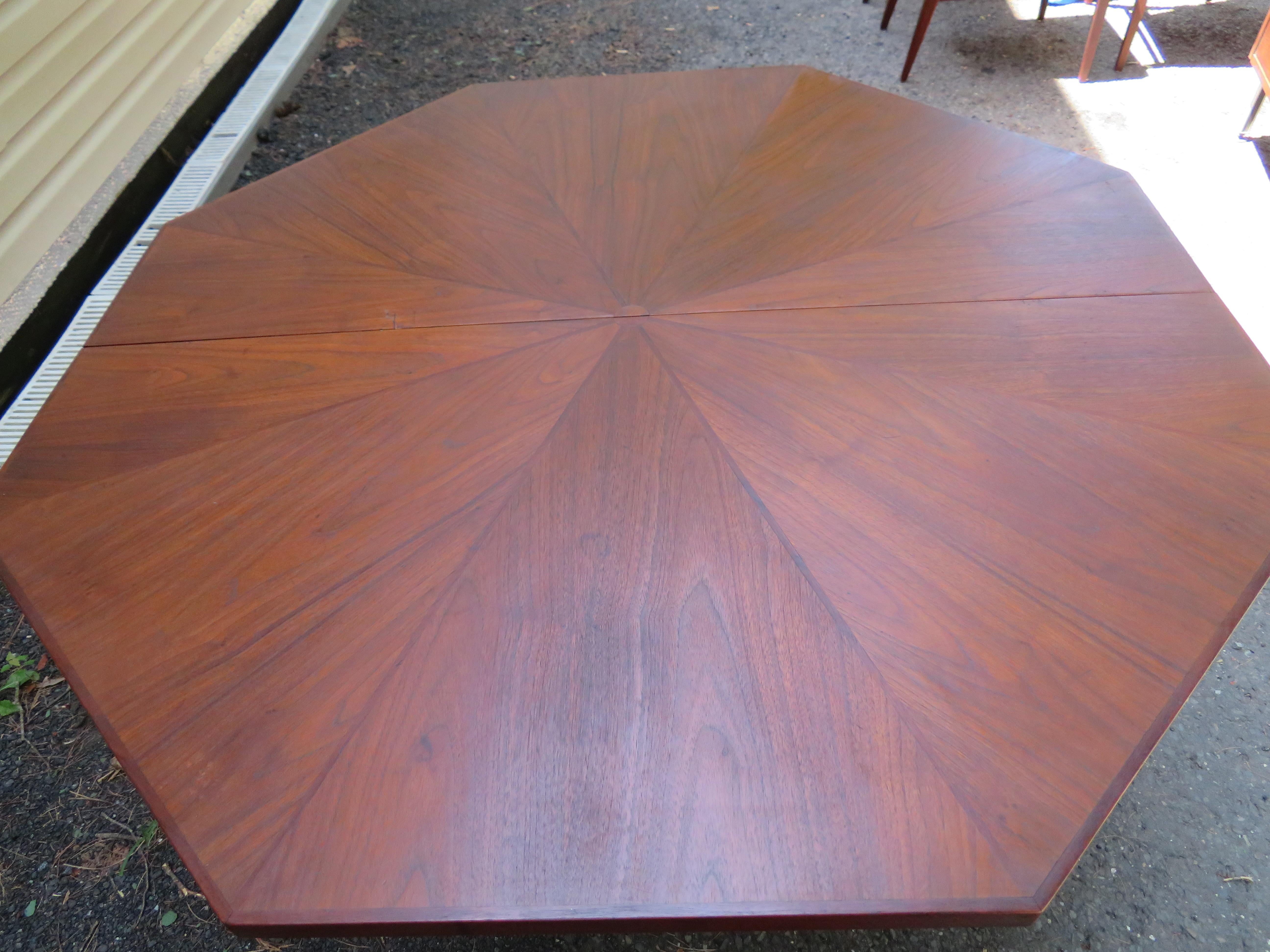 Harvey Probber Style Walnut Octagon Extension Table 3 Leaves Mid-Century Modern In Good Condition In Pemberton, NJ