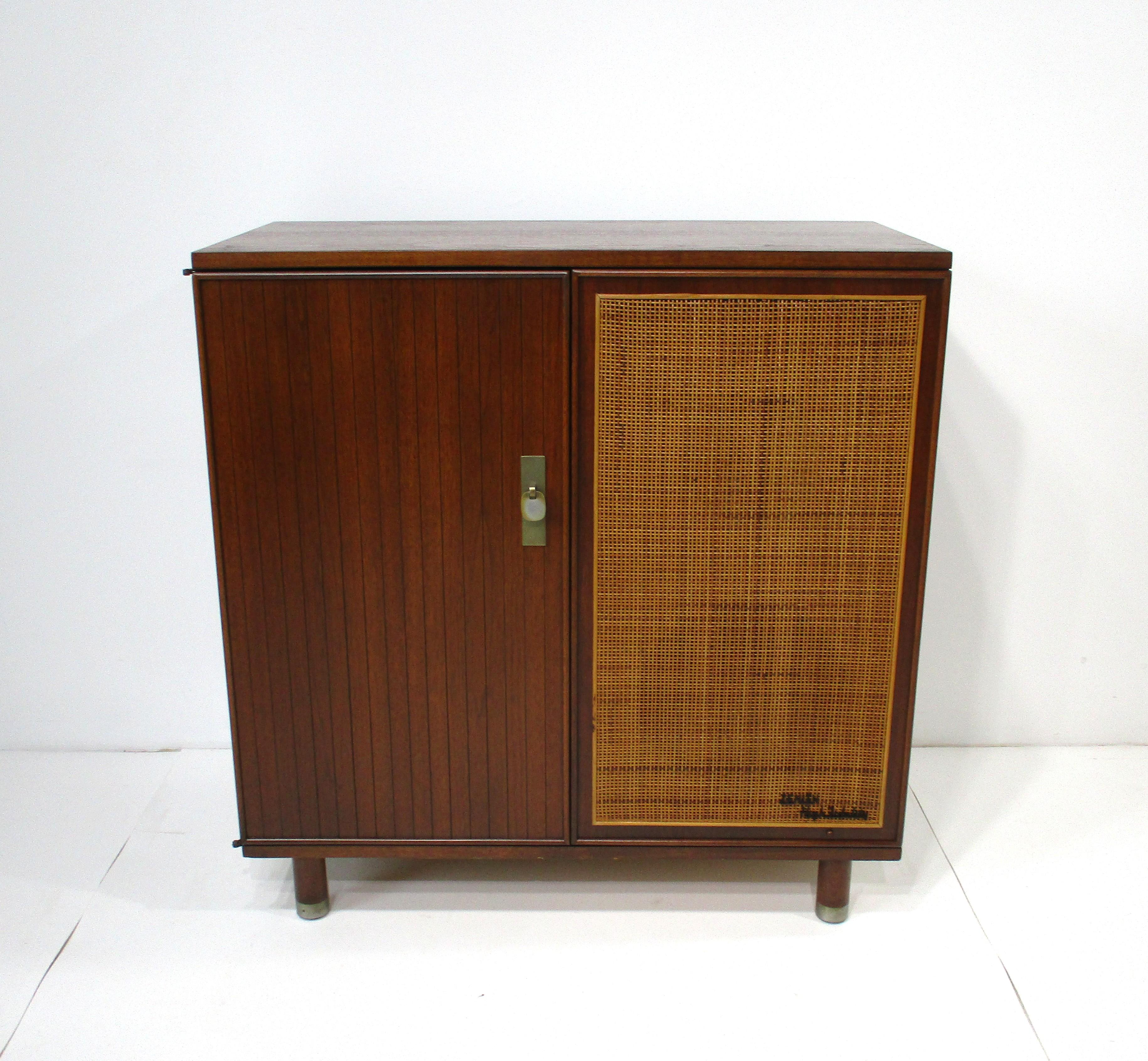 Harvey Probber styled Walnut Stereo Cabinet For Sale 4