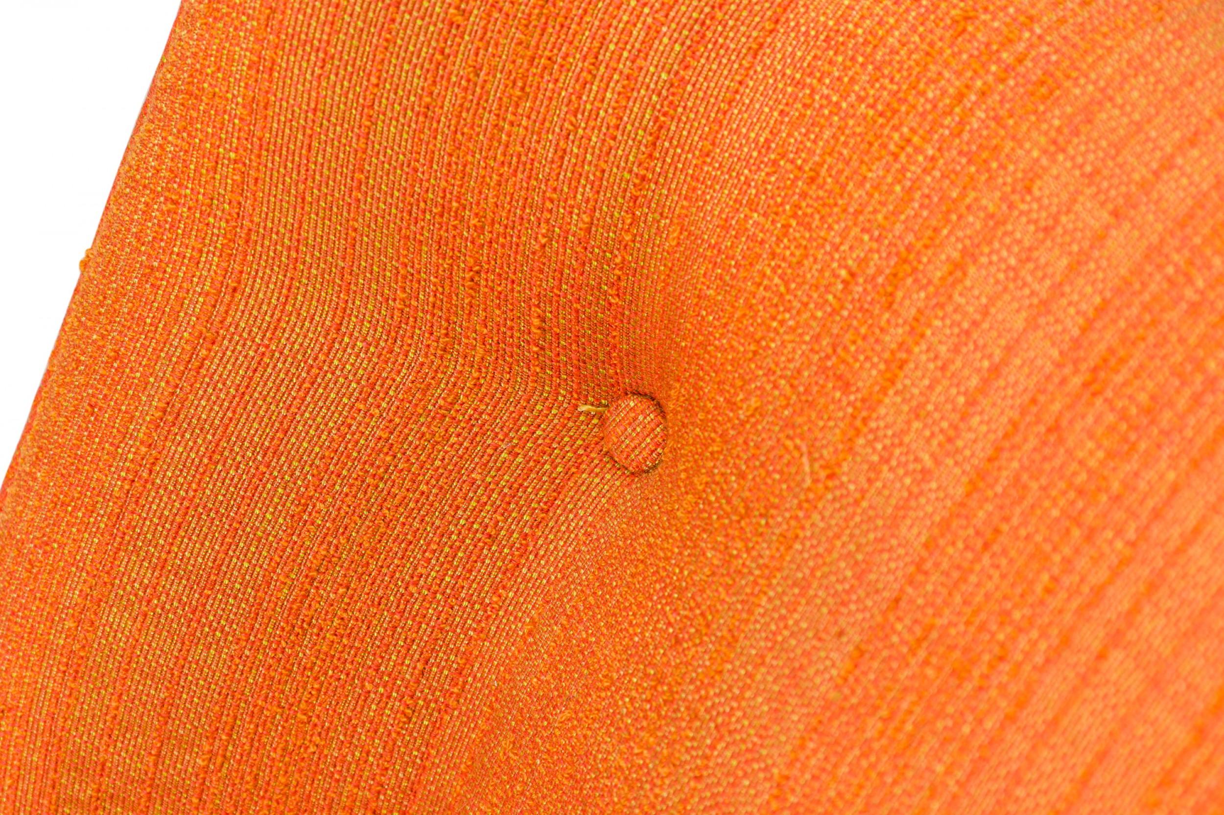 Harvey Probber Chaise longue à dossier haut en tissu orange avec accoudoirs tapissés Bon état - En vente à Queens, NY