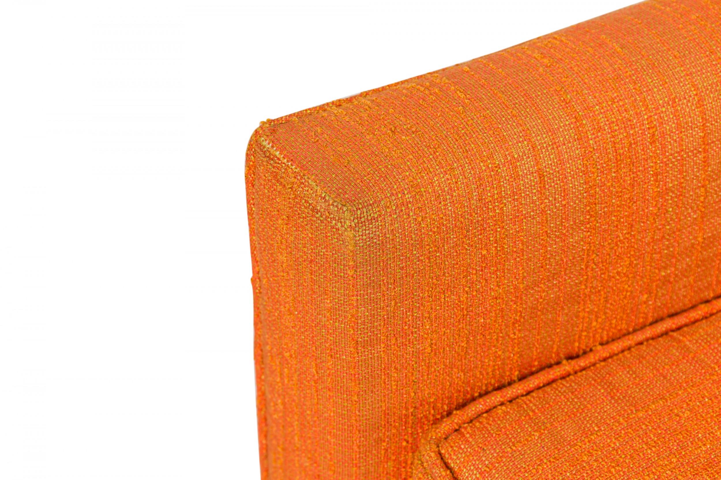 Tissu Harvey Probber Chaise longue à dossier haut en tissu orange avec accoudoirs tapissés en vente