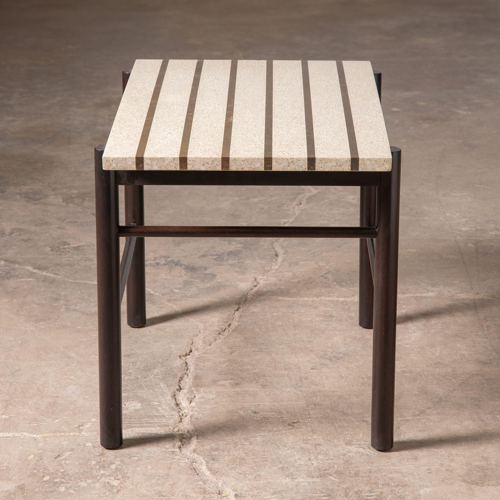 Table d'appoint Harvey Probber des années 1960 avec cadre en acajou et plateau rayé alternant des barres en laiton massif et un plateau en pierre de terrazzo.
Un design très unique et understated design.