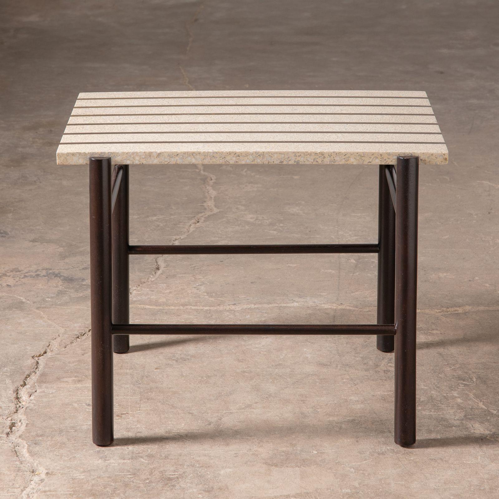 Table d'appoint Harvey Probber en terrazzo et laiton avec cadre en acajou massif Bon état - En vente à Dallas, TX