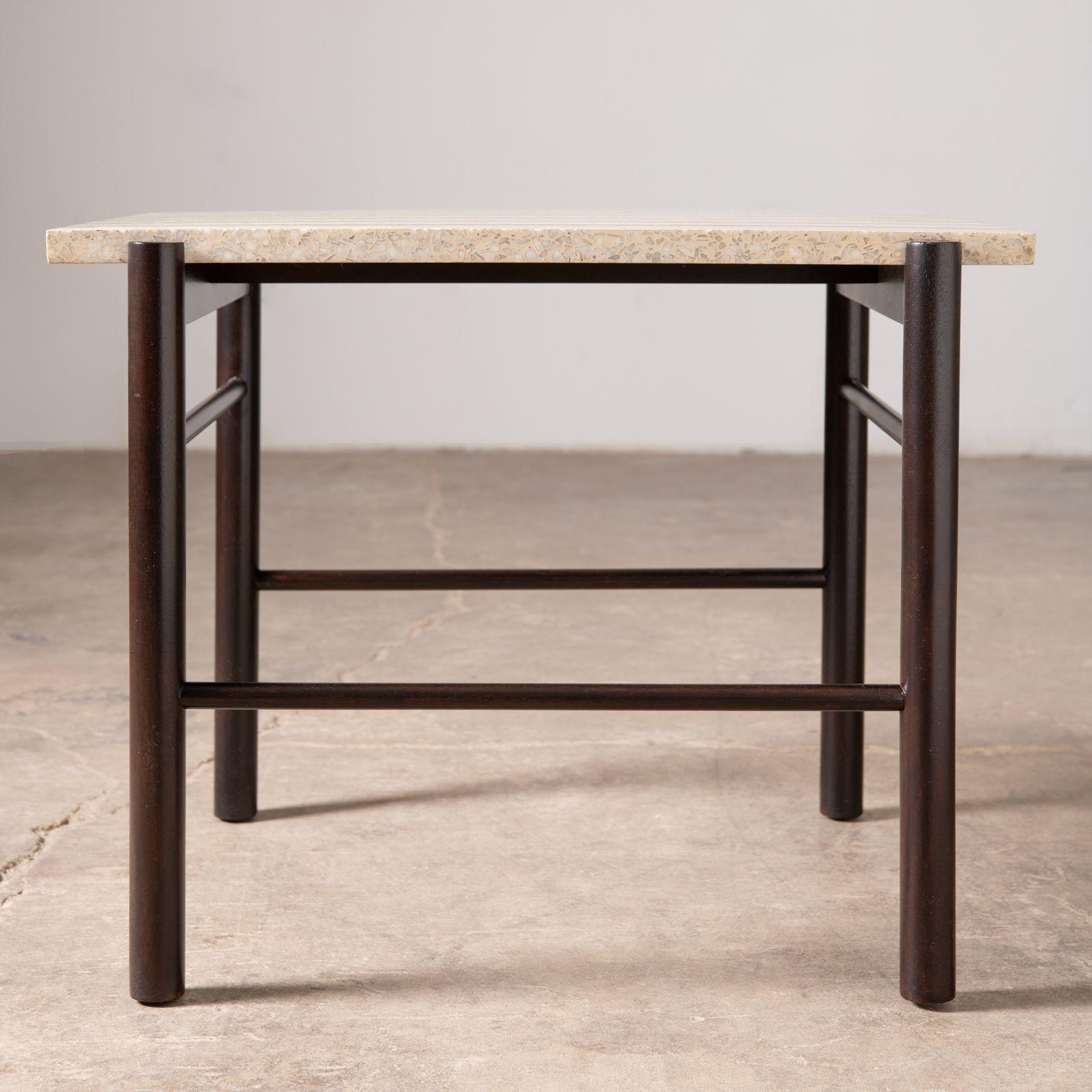 20ième siècle Table d'appoint Harvey Probber en terrazzo et laiton avec cadre en acajou massif en vente