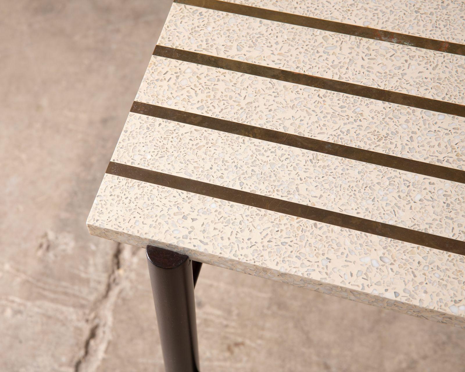 Laiton Table d'appoint Harvey Probber en terrazzo et laiton avec cadre en acajou massif en vente